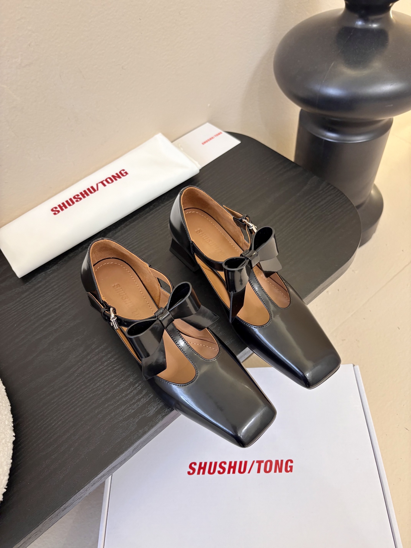 NO:725131,SHUSHUTONG 25ss Square Toe Small Heel Mary Jane Shoes. The fairy boots that have been asked about many times. It has to be this one. The square toe design is retro and modern. Simple buckle. Playful but exquisite. The stiletto adds aura and makes you walk with style. Whether it is paired with a sweet skirt or a smart suit, it can be easily matched. 1:1 custom-made imported open-edge beads on the upper. Imported sheepskin lining. Outsole. Imported genuine leather outsole.  Size 35-39 (4041 custom-made, non-refundable, Mary Jane, boots, mary jane, skirts, business suit, sheepskin, Leather soles19860909SHUSHUTONG 25ss方头小跟玛丽珍单鞋 被问N次的仙女战靴 非它莫属 方头设计复古又摩登 简约搭扣 俏皮中透着精致 细跟增加气场 走路带风 无论是搭配甜美小裙 还是干练西装 都能轻松拿捏 鞋面1:1订制进口开边珠 内里进口羊皮 大底进口真皮大底 码数35-39（4041订做不退换,玛丽珍,boots,mary jane,skirts,business suit,sheepskin,Leather soles,Women's Shoes