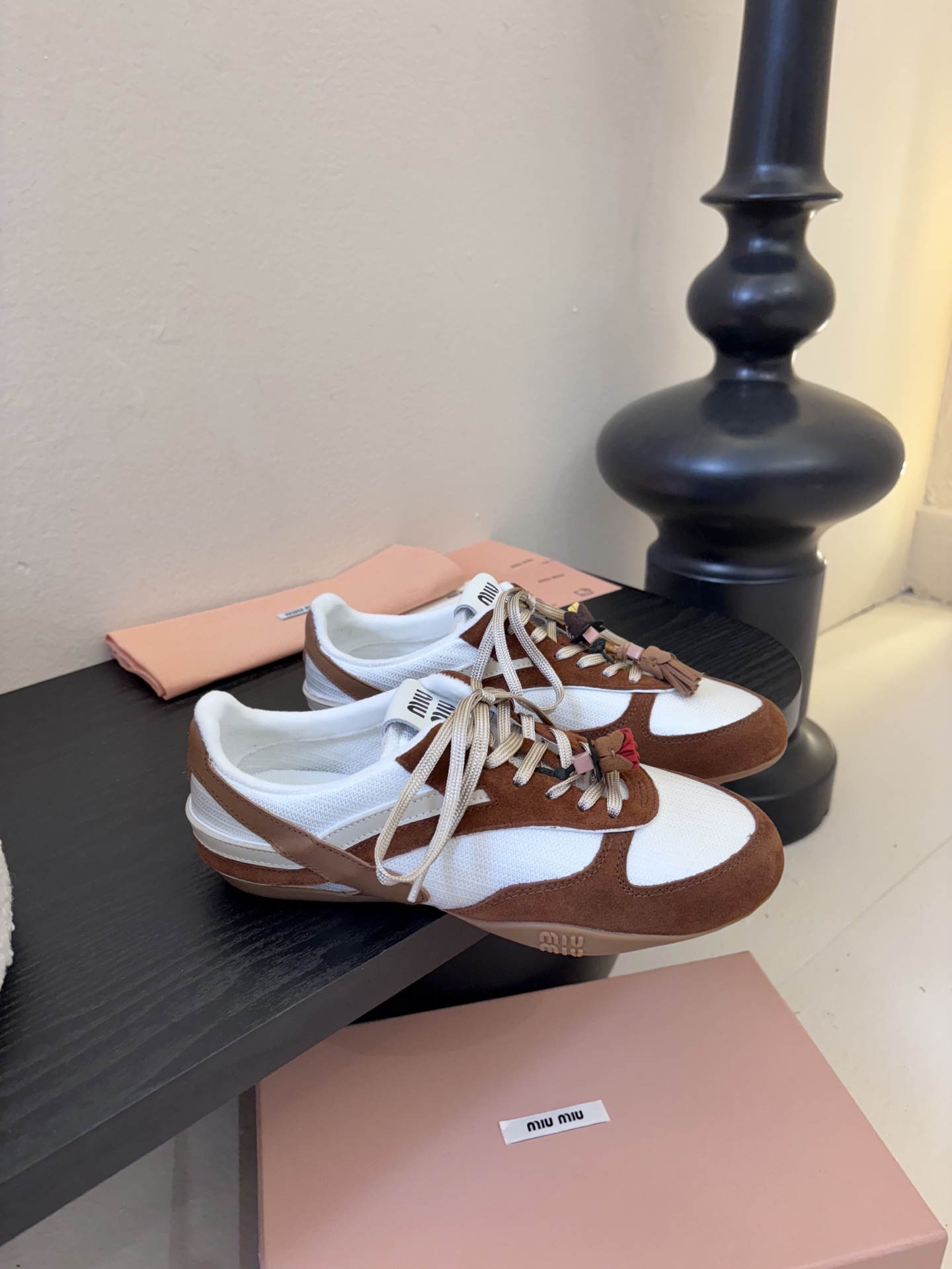 MiuMiu缪缪春夏最新走秀款薄底鞋 休闲鞋 超多明星网红种草 国内外博主刷爆的一款 小红书种草系列 复