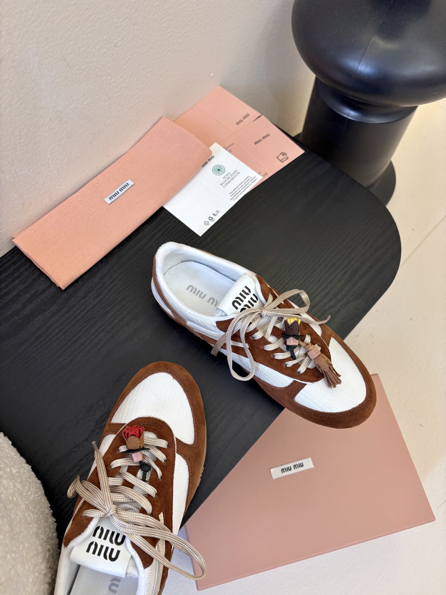 MiuMiu缪缪春夏最新走秀款薄底鞋 休闲鞋 超多明星网红种草 国内外博主刷爆的一款 小红书种草系列 复