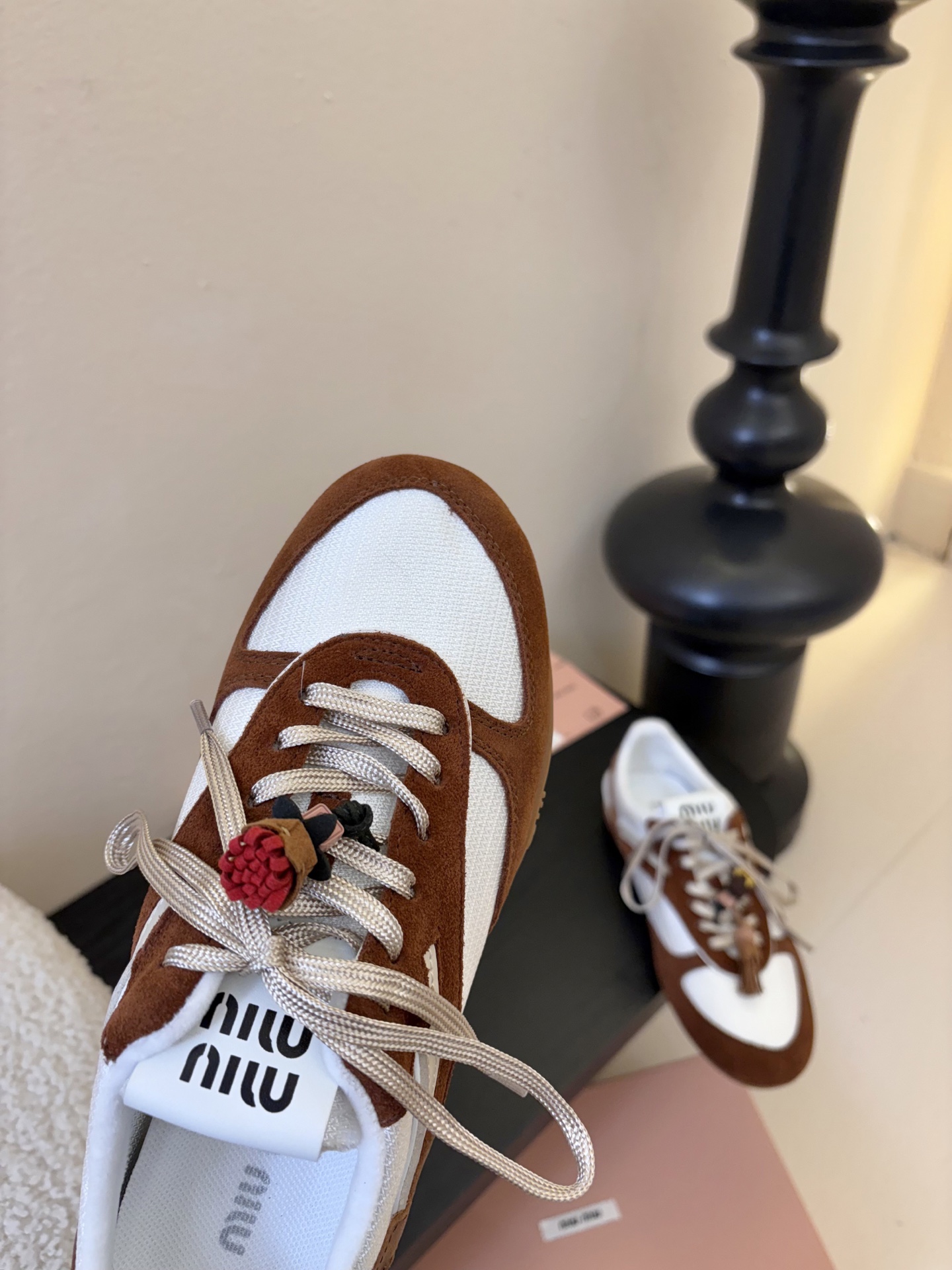 MiuMiu缪缪春夏最新走秀款薄底鞋 休闲鞋 超多明星网红种草 国内外博主刷爆的一款 小红书种草系列 复