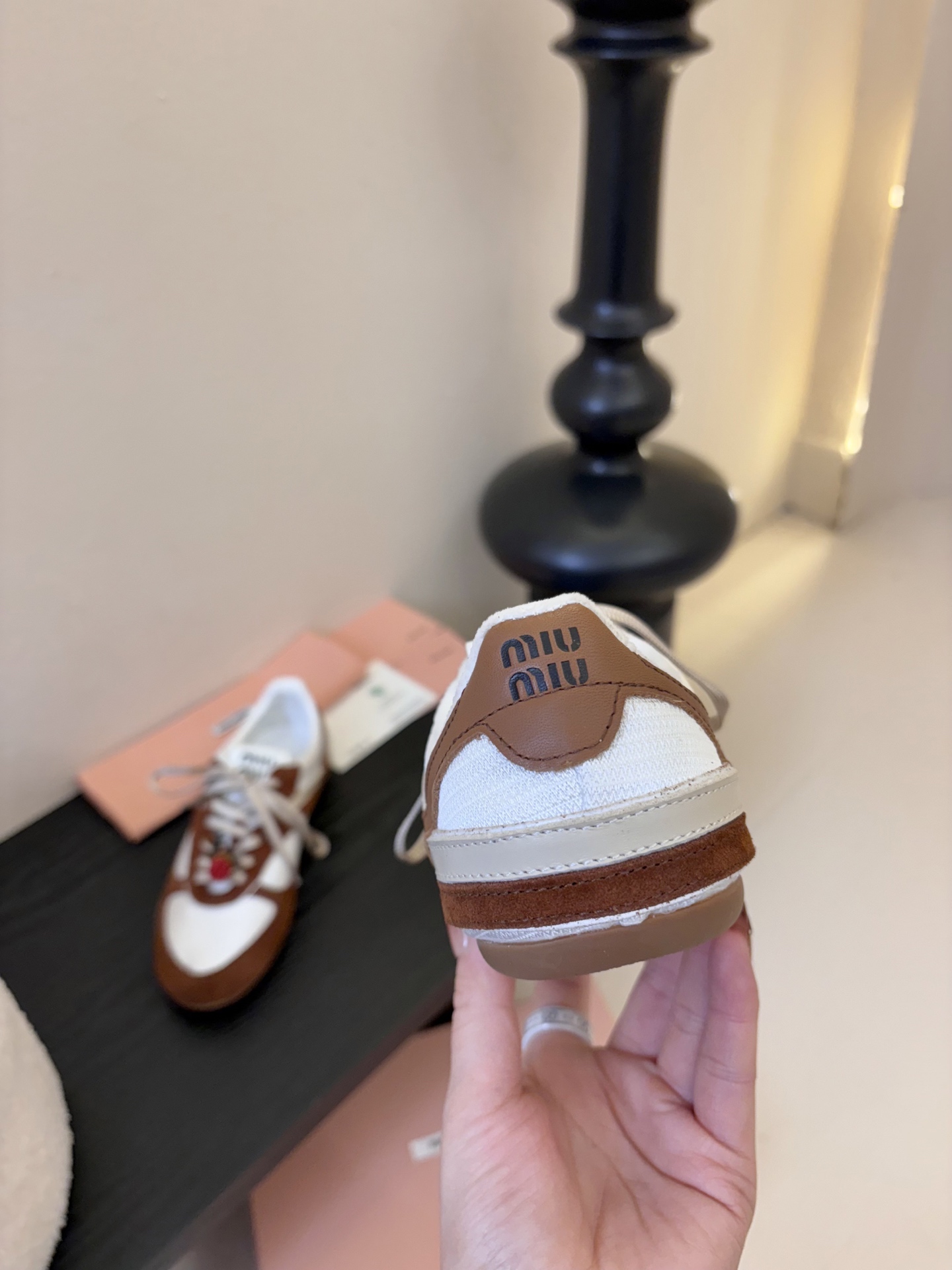 MiuMiu缪缪春夏最新走秀款薄底鞋 休闲鞋 超多明星网红种草 国内外博主刷爆的一款 小红书种草系列 复