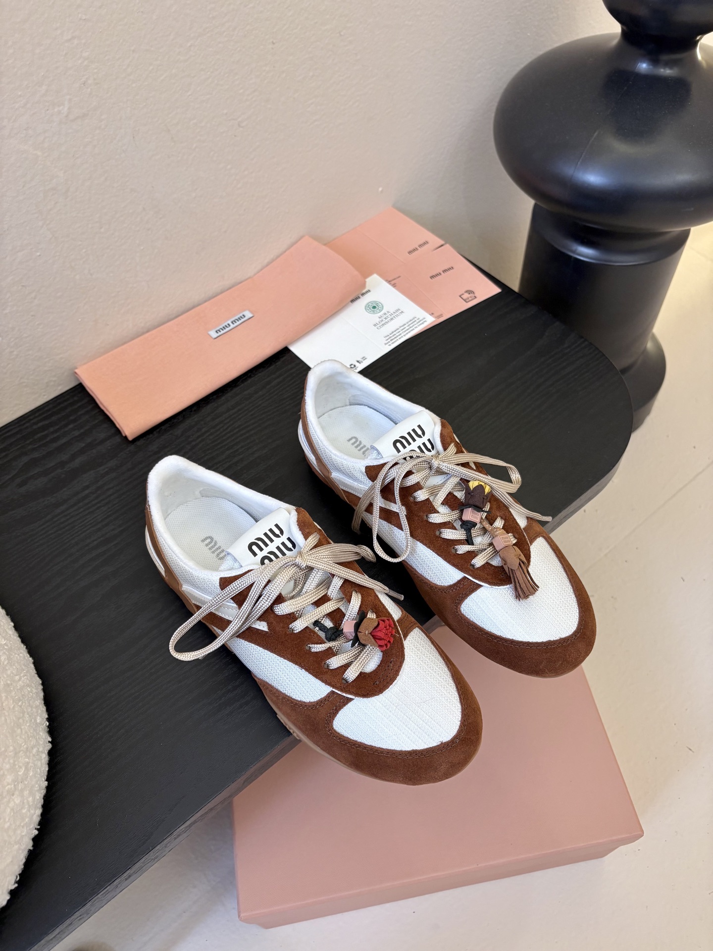 NO:725117,MiuMiu Miu Miu's latest spring and summer catwalk thin-soled shoes, casual shoes, popular among domestic and foreign bloggers, Xiaohongshu Grass Series, retro and fashionable, look great on the feet. Simple sports sneaker design, highly recognizable tongue, creating a sweet casual style of Buddhism~~ full of footwear, casual matching, long skirts, short skirts, shorts, wear a unique style~~ Upper cow suede mesh original molded non-slip outsole  Size 35-40, casual shoes/sports shoes, miumiu, sneakers, skirts, shorts19860909MiuMiu缪缪春夏最新走秀款薄底鞋 休闲鞋 超多明星网红种草 国内外博主刷爆的一款 小红书种草系列 复古又时髦上脚美炸了 简约的运动板鞋设计,极具辨识度的鞋舌,打造佛系甜美的休闲风~~上脚气场十足随意搭配,长裙,短裙,短裤,穿出与众不同的风格~~ 鞋面牛反绒网面 原版开模防滑大底 码数35-40,休闲鞋/运动鞋,miumiu,sneakers,skirts,shorts,Women's Shoes