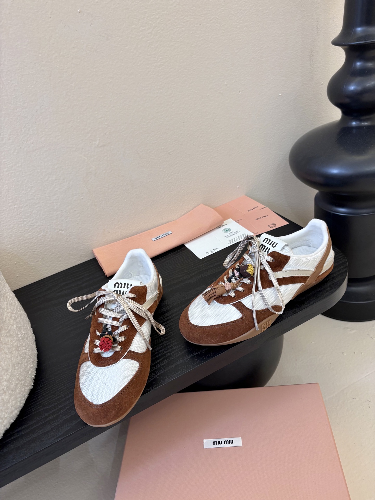 MiuMiu缪缪春夏最新走秀款薄底鞋 休闲鞋 超多明星网红种草 国内外博主刷爆的一款 小红书种草系列 复