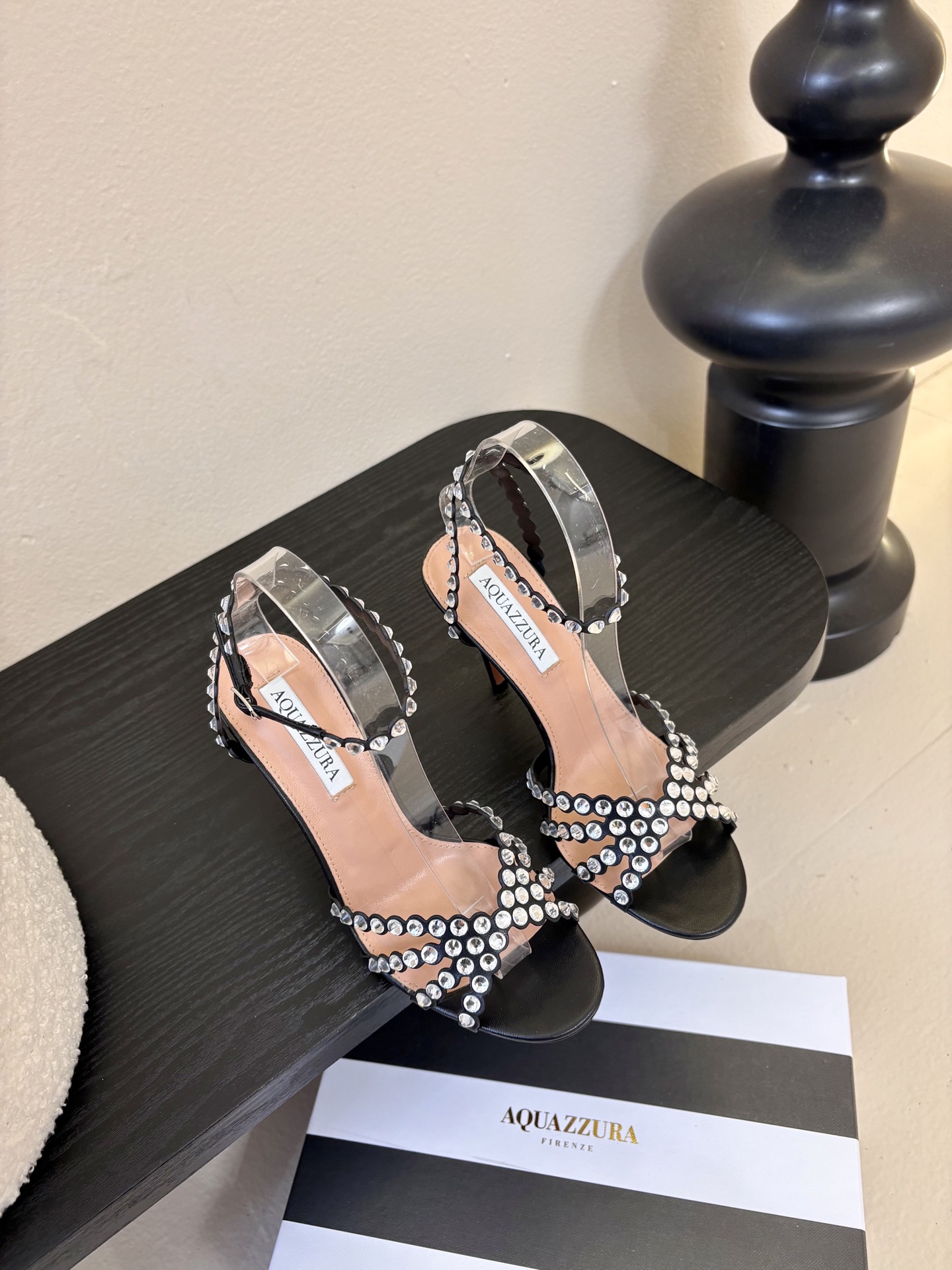 NO:725165,AQUAZZURA large pineapple rhinestone decorated high-heeled shoes and sandals, the latest cross-rhinestone sandals for the spring and summer of 2026, are super classy on the feet, both simple and fashionable, so flashy and beautiful, the beauty reaches new heights!  Cross design, full of fashion sense. Simple version and strap design. Big bloggers from all over the world are wearing it. ZP develops and customizes the correct fabric. With super flashy new upgraded sequin decoration. Height 10cm. Material imported cowhide. Sole imported genuine leather outsole. Size 35-39 (40.41 can be customized), high-heeled sandals, sandals, high heels, cowhide, Leather soles19860909AQUAZZURA大菠萝水钻装饰高跟鞋凉鞋 2026春夏最新款交叉水钻凉鞋 上脚超级有气质· 既简洁又时髦 太闪太美啦 美出出新高度！ 交叉设计,时尚感满满 简约版型,绑带设计 各路大博主都纷纷上脚 ZP开发、订制正确面料 搭配超闪全新升级亮片装饰 高度10cm 材料进口牛皮 鞋底进口真皮大底 码数35-39（40.41可定做）,高跟鞋凉鞋,sandals,high heels,cowhide,Leather soles,Women's Shoes