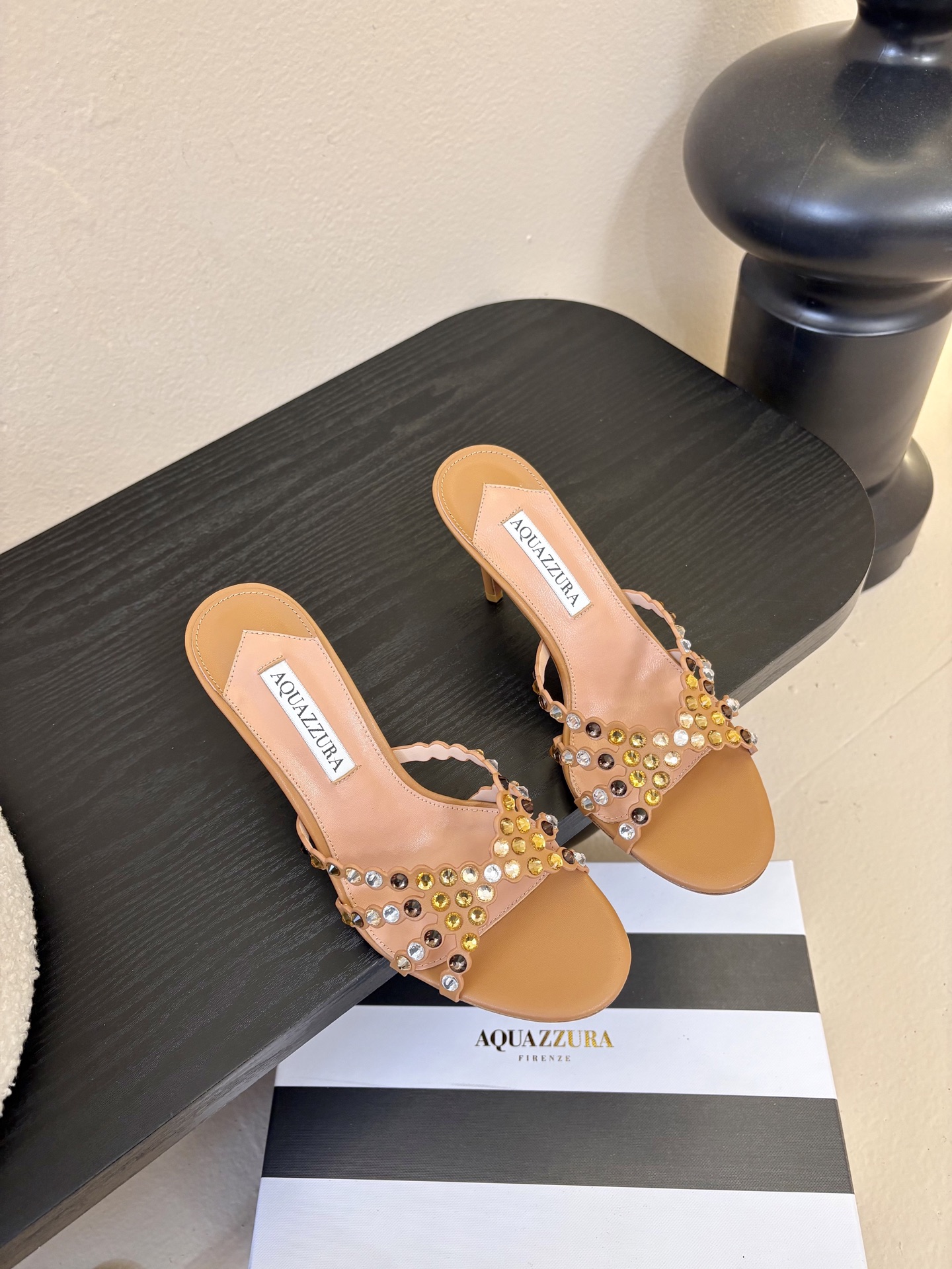NO:725150,AQUAZZURA large pineapple rhinestone decorated high heels and sandals, the latest cross rhinestone sandals for the spring and summer of 2026, are super classy on the feet, simple and fashionable, so flashy and beautiful, the beauty reaches new heights!  Cross design, full of fashion sense. Simple version and strap design. Big bloggers from all over the world are wearing it. ZP develops and customizes the correct fabric. With super flashy new upgraded sequin decoration. Height 8cm. Material imported cowhide. Sole imported genuine leather outsole. Size 35-39 (40.41 can be customized), high-heeled shoes, sandals, high heels, slippers, cowhide, Leather soles19860909AQUAZZURA大菠萝水钻装饰高跟鞋凉拖 2026春夏最新款交叉水钻凉鞋 上脚超级有气质· 既简洁又时髦 太闪太美啦 美出出新高度！ 交叉设计,时尚感满满 简约版型,绑带设计 各路大博主都纷纷上脚 ZP开发、订制正确面料 搭配超闪全新升级亮片装饰 高度8cm 材料进口牛皮 鞋底进口真皮大底 码数35-39（40.41可定做）,高跟鞋拖鞋,sandals,high heels,slippers,cowhide,Leather soles,Women's Shoes