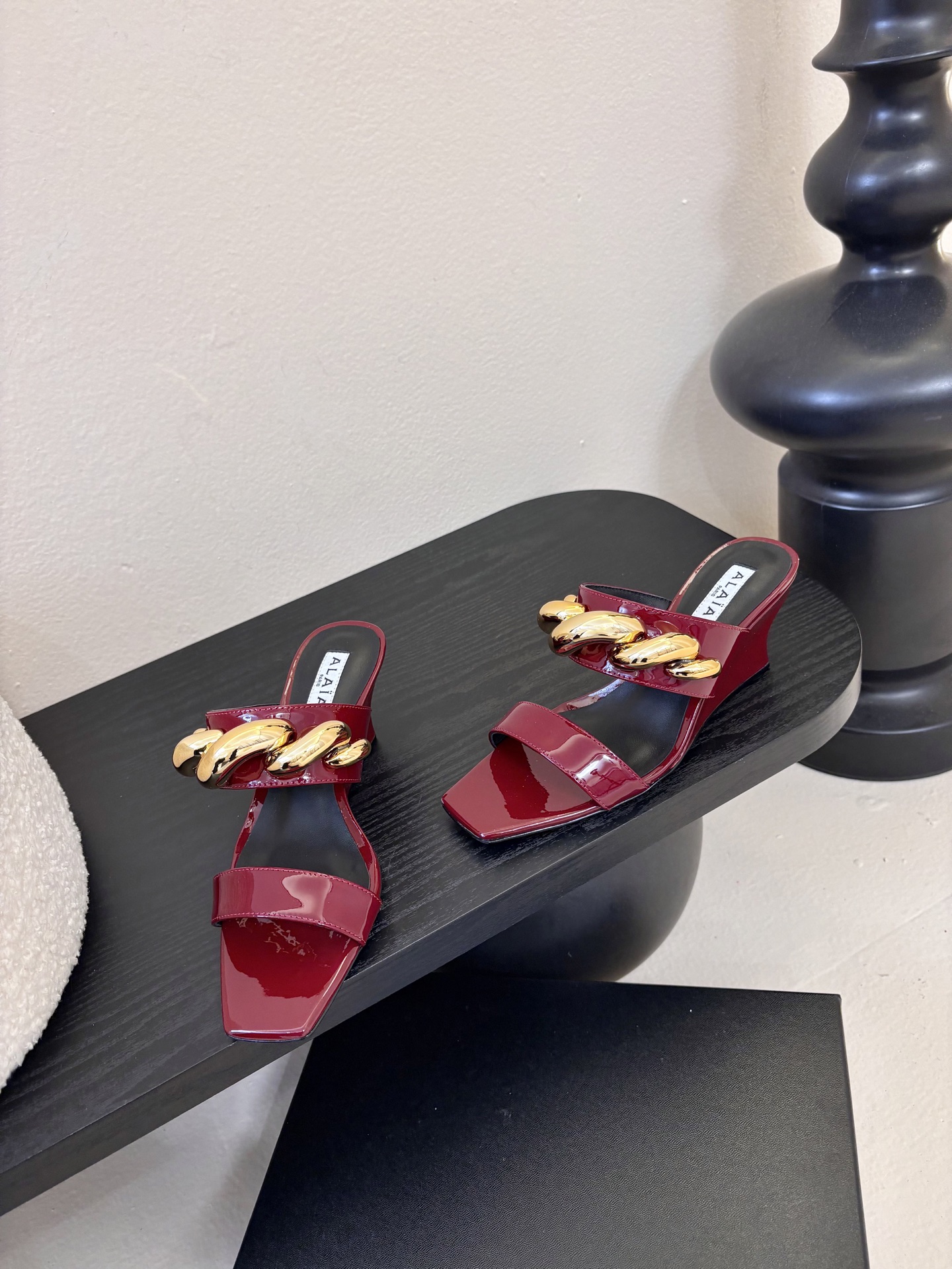 ALAiAI 26c new arrival～链条高跟凉拖Alaia高跟凉拖，搭配金色链条，简约又超有辨