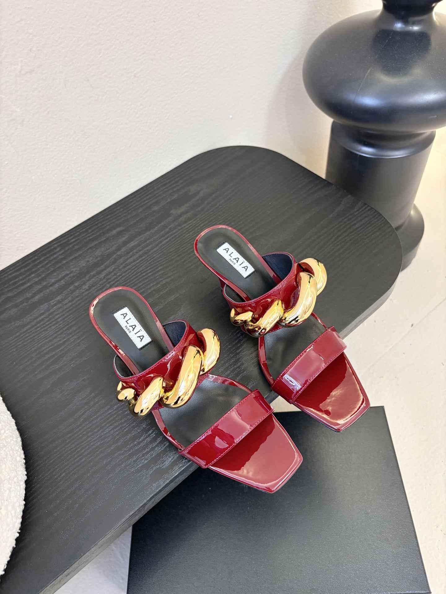 ALAiAI 26c new arrival～链条高跟凉拖Alaia高跟凉拖，搭配金色链条，简约又超有辨
