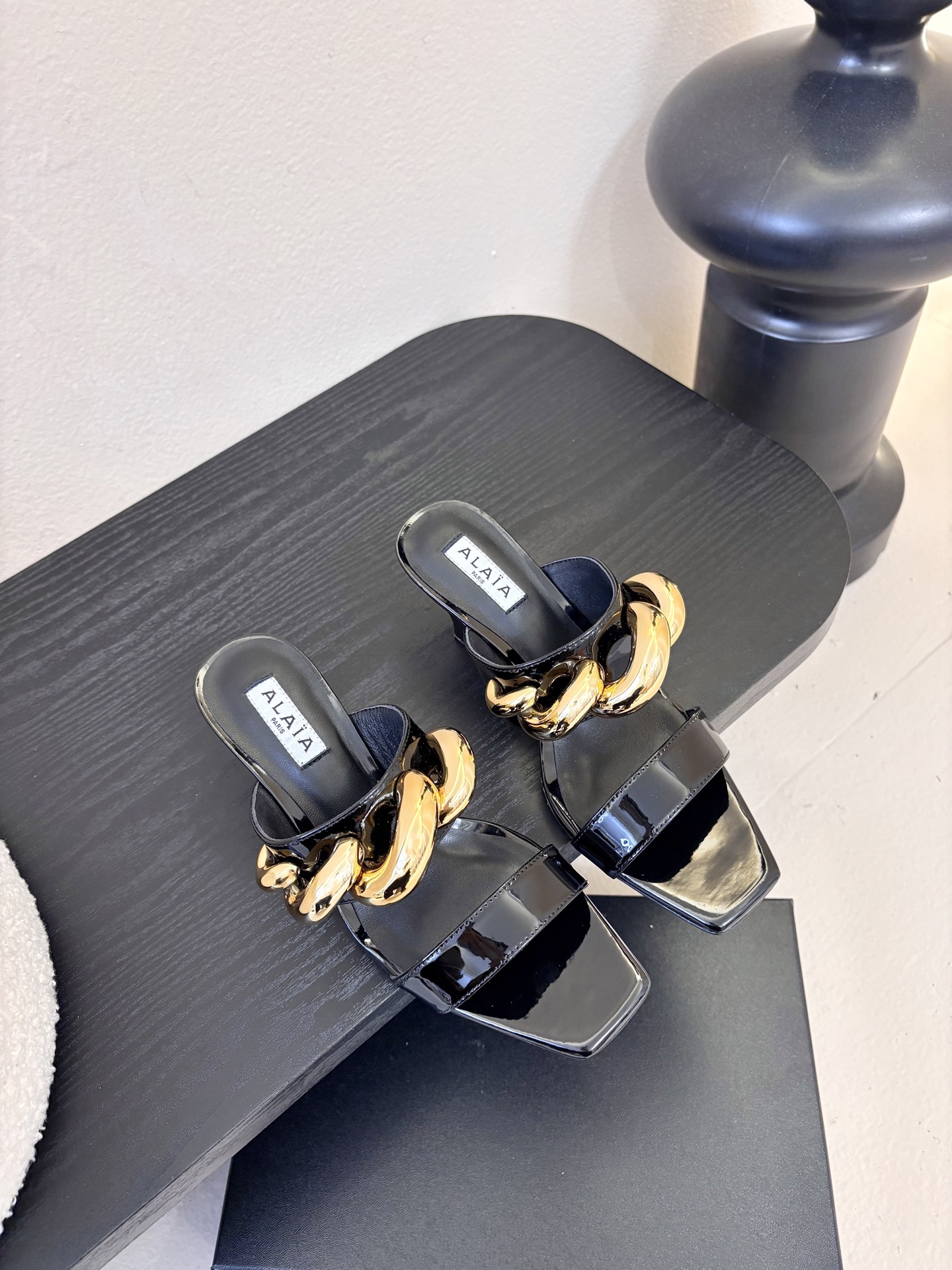 ALAiAI 26c new arrival～链条高跟凉拖Alaia高跟凉拖，搭配金色链条，简约又超有辨