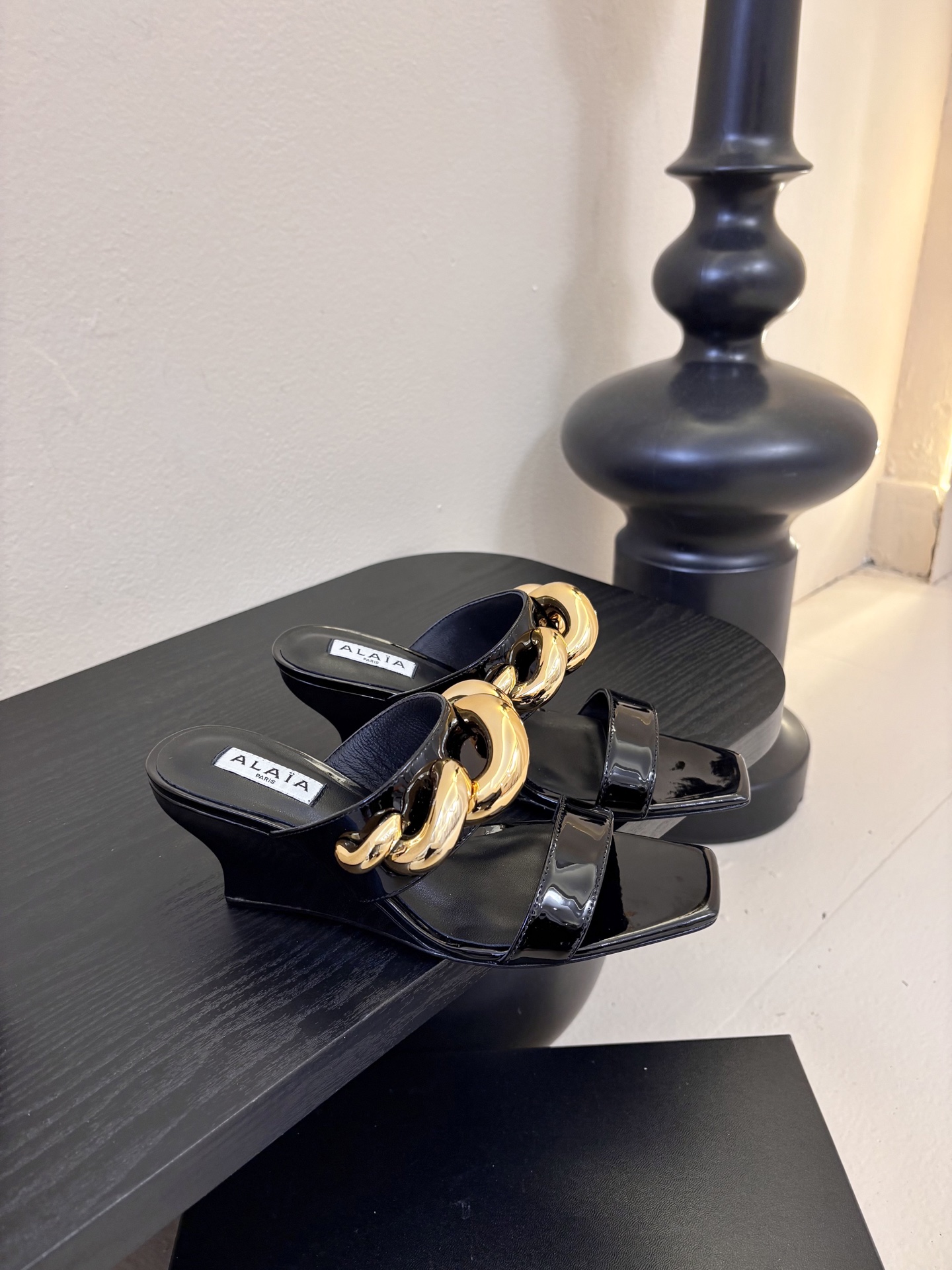 ALAiAI 26c new arrival～链条高跟凉拖Alaia高跟凉拖，搭配金色链条，简约又超有辨