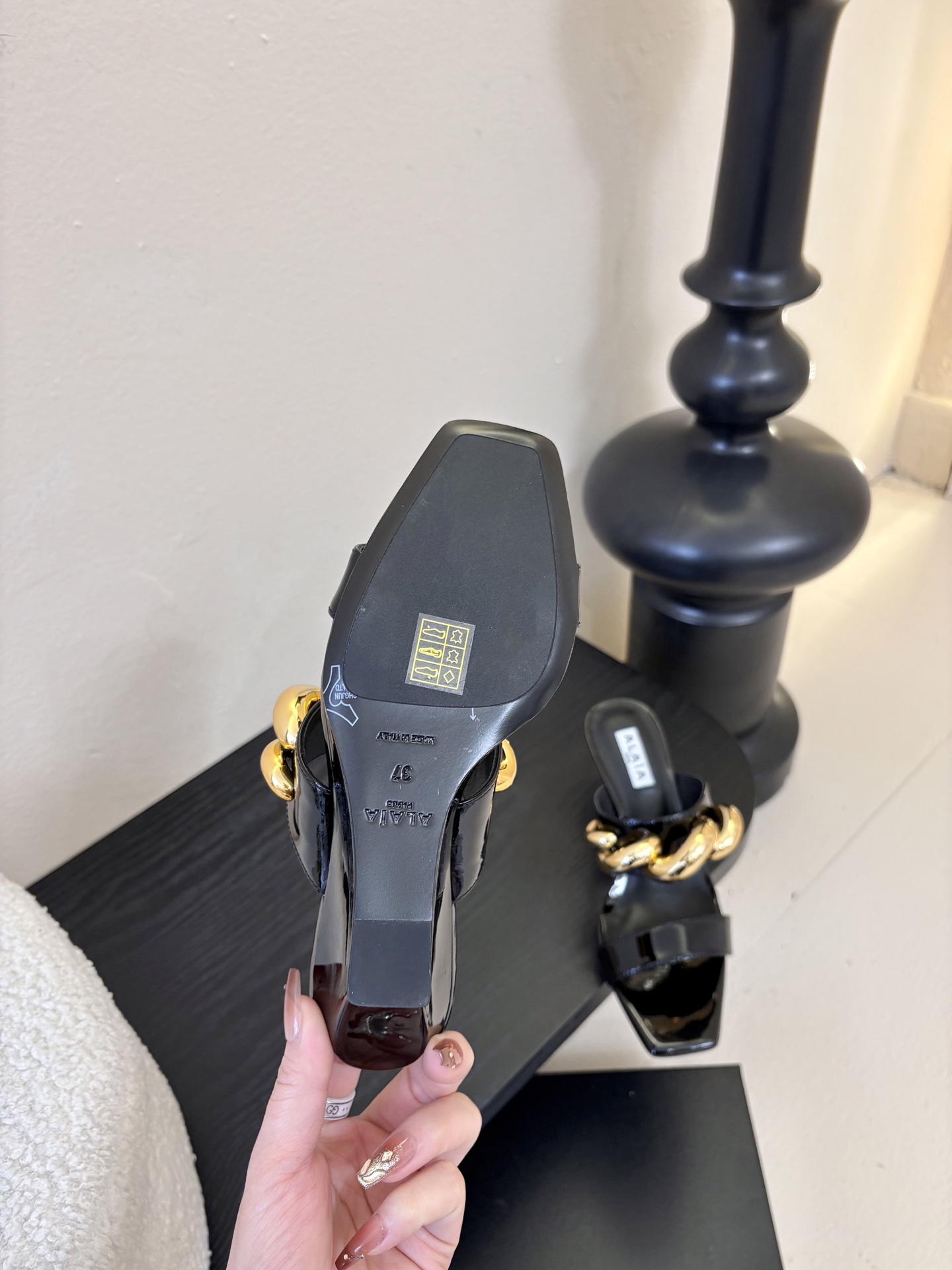 ALAiAI 26c new arrival～链条高跟凉拖Alaia高跟凉拖，搭配金色链条，简约又超有辨