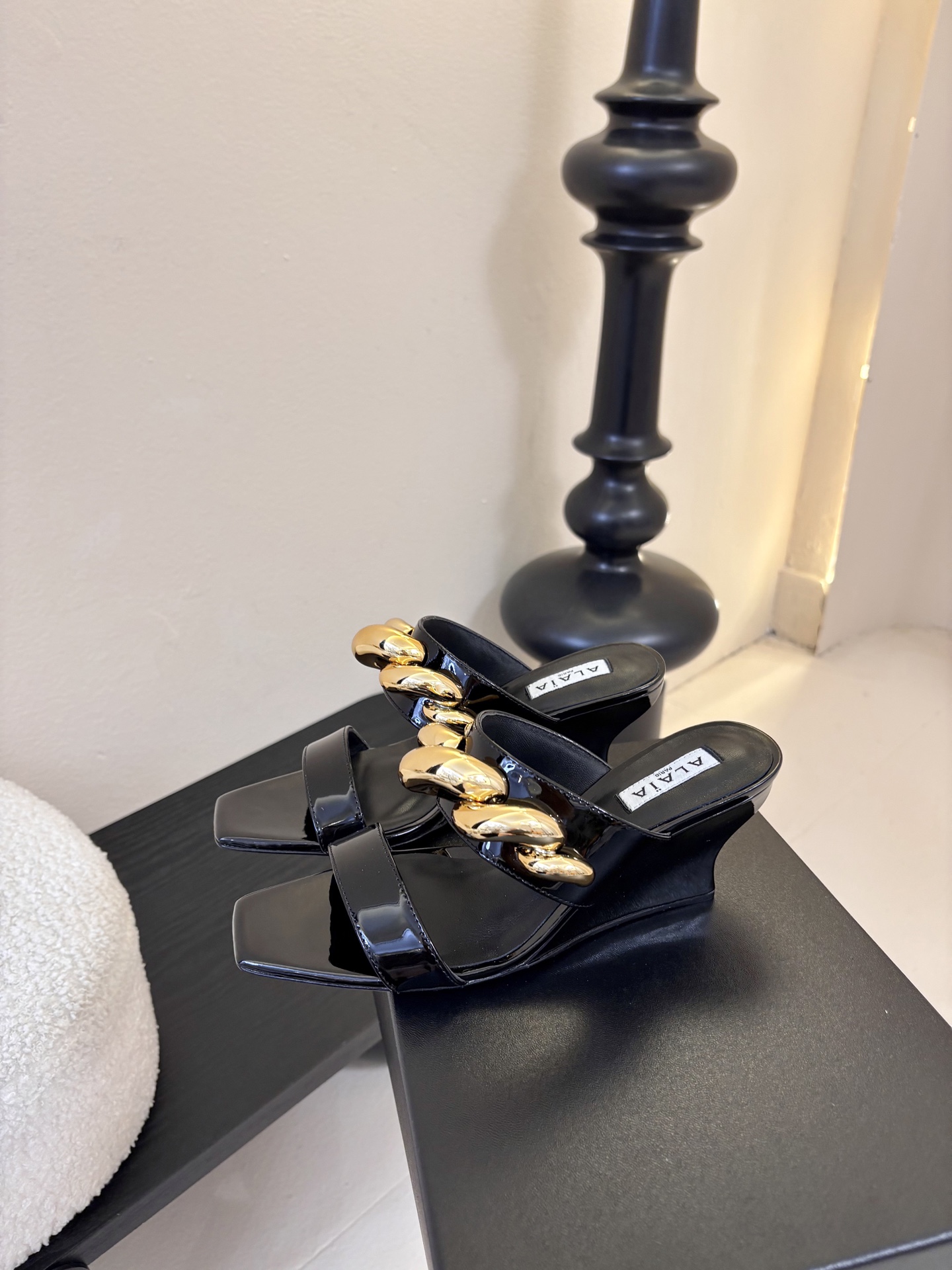 ALAiAI 26c new arrival～链条高跟凉拖Alaia高跟凉拖，搭配金色链条，简约又超有辨