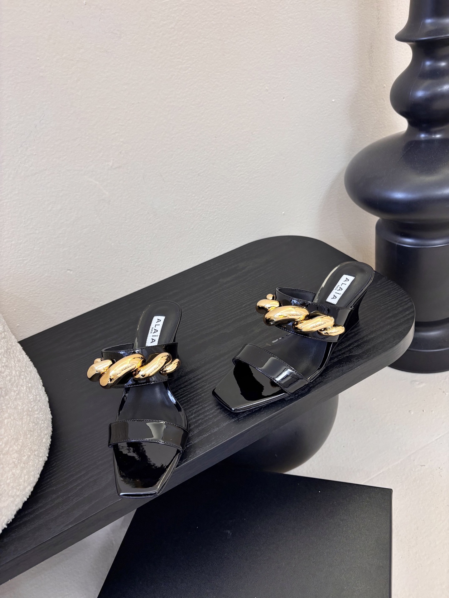 ALAiAI 26c new arrival～链条高跟凉拖Alaia高跟凉拖，搭配金色链条，简约又超有辨