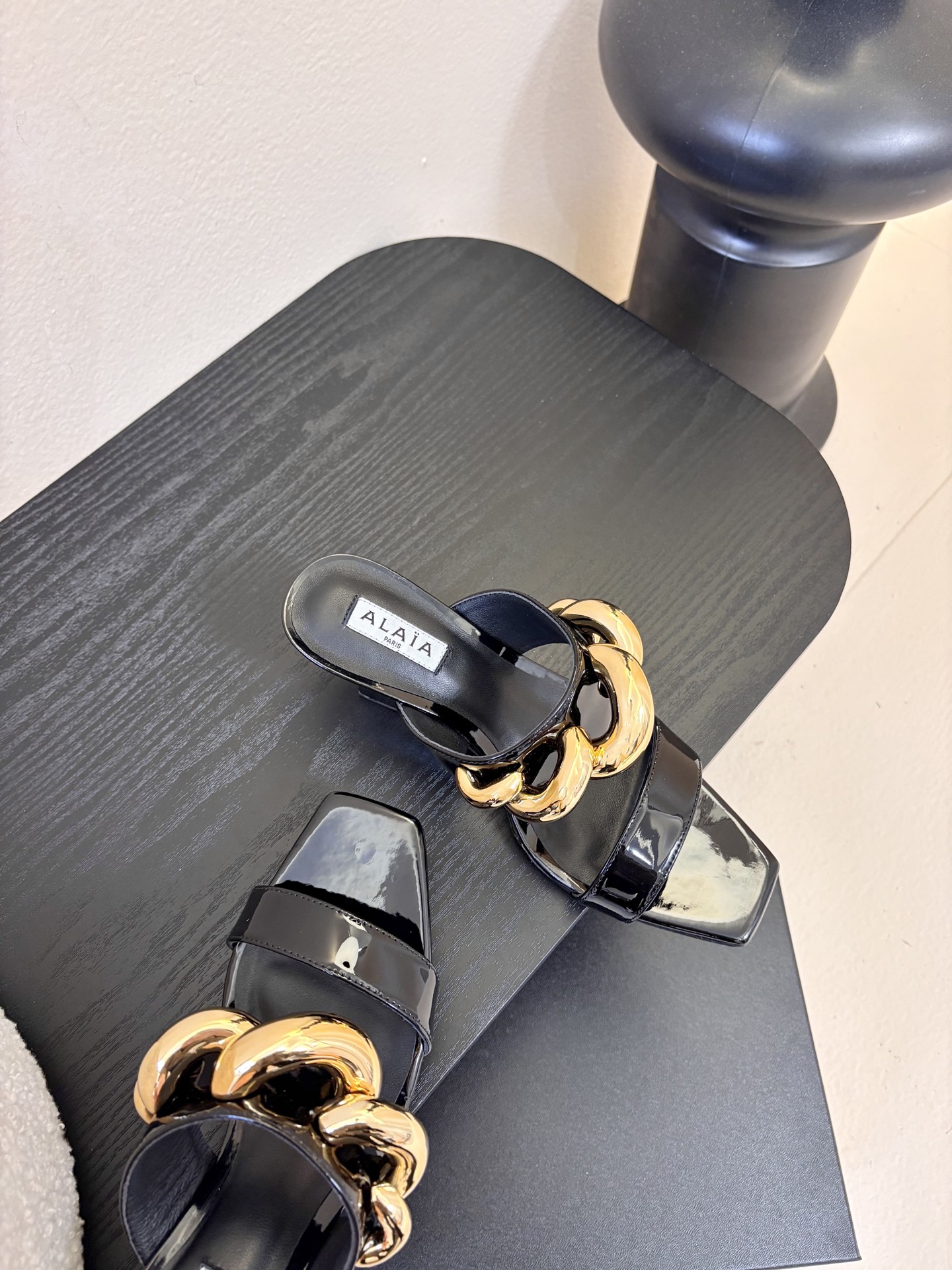 ALAiAI 26c new arrival～链条高跟凉拖Alaia高跟凉拖，搭配金色链条，简约又超有辨