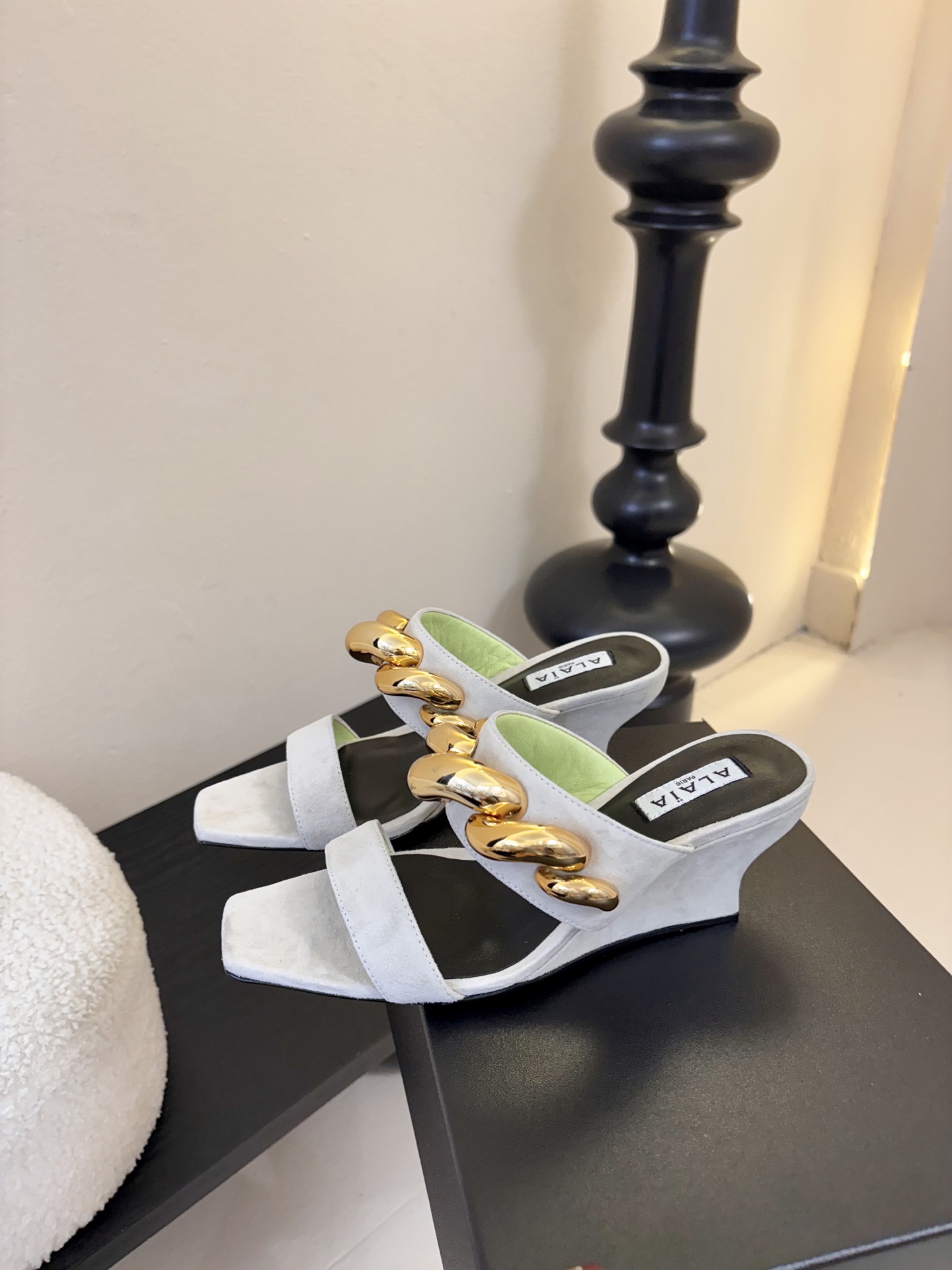 ALAiAI 26c new arrival～链条高跟凉拖Alaia高跟凉拖，搭配金色链条，简约又超有辨