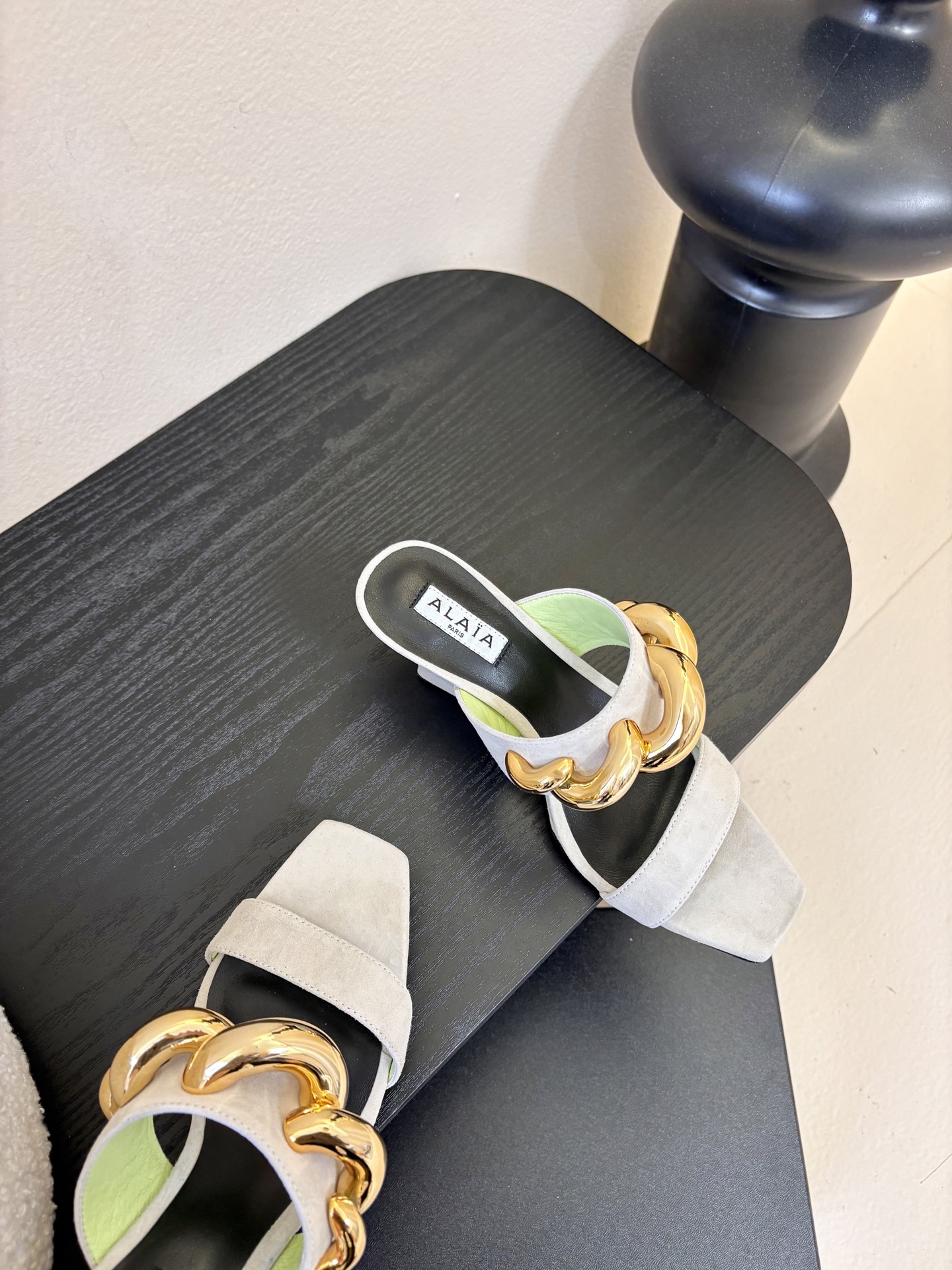 ALAiAI 26c new arrival～链条高跟凉拖Alaia高跟凉拖，搭配金色链条，简约又超有辨