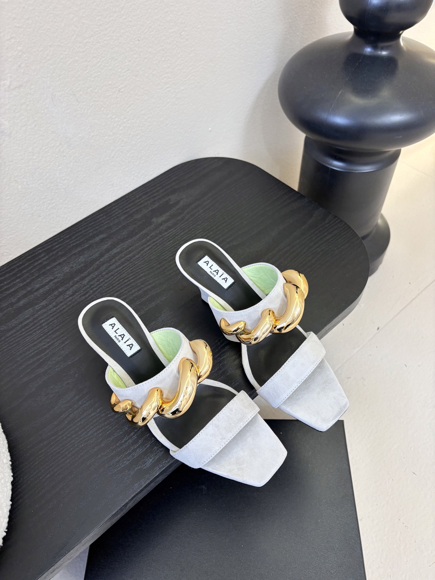ALAiAI 26c new arrival～链条高跟凉拖Alaia高跟凉拖，搭配金色链条，简约又超有辨