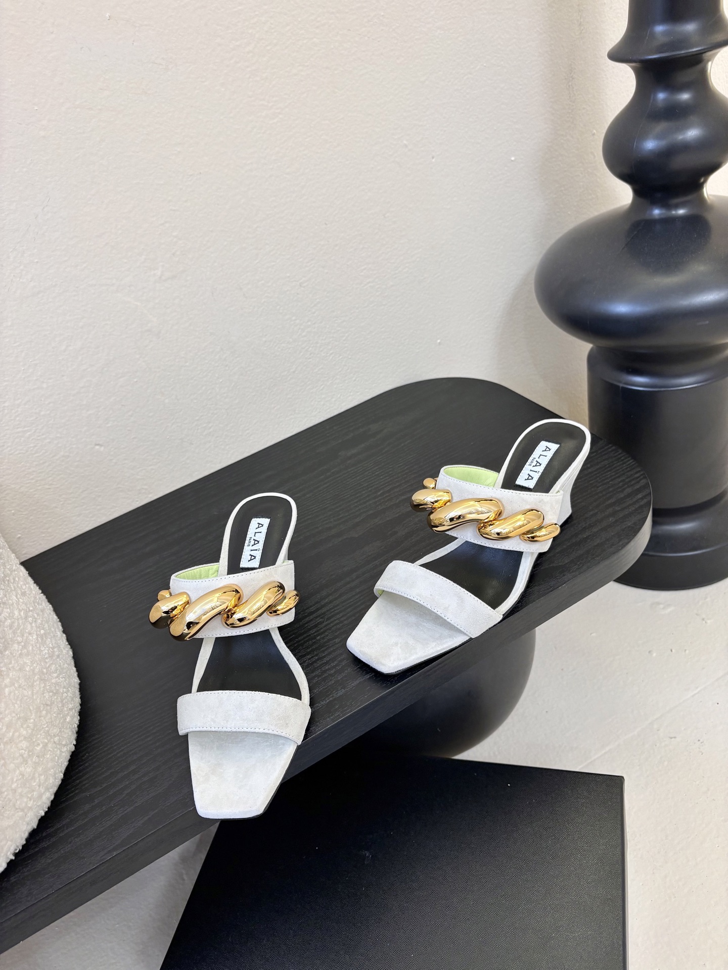 ALAiAI 26c new arrival～链条高跟凉拖Alaia高跟凉拖，搭配金色链条，简约又超有辨