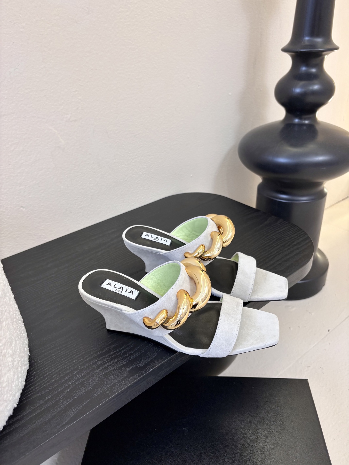 ALAiAI 26c new arrival～链条高跟凉拖Alaia高跟凉拖，搭配金色链条，简约又超有辨