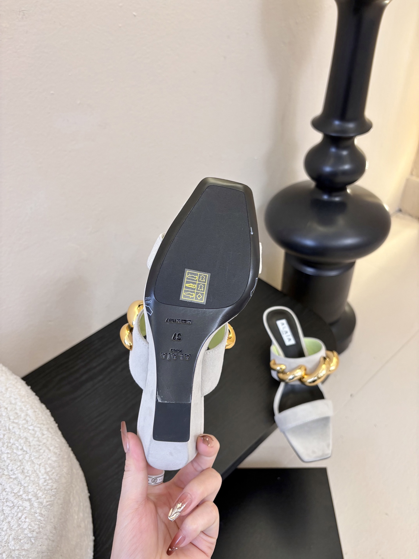 ALAiAI 26c new arrival～链条高跟凉拖Alaia高跟凉拖，搭配金色链条，简约又超有辨