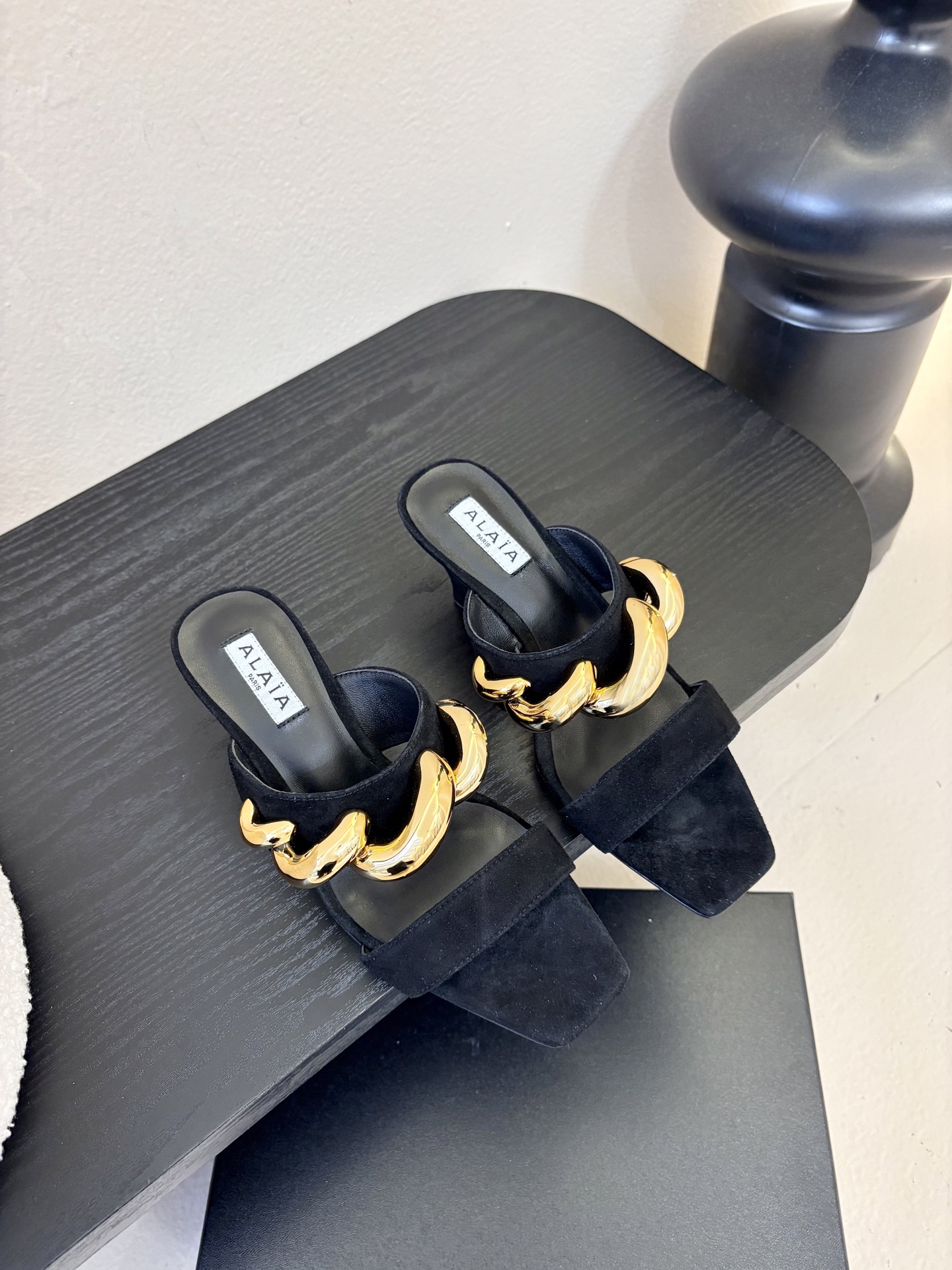 ALAiAI 26c new arrival～链条高跟凉拖Alaia高跟凉拖，搭配金色链条，简约又超有辨