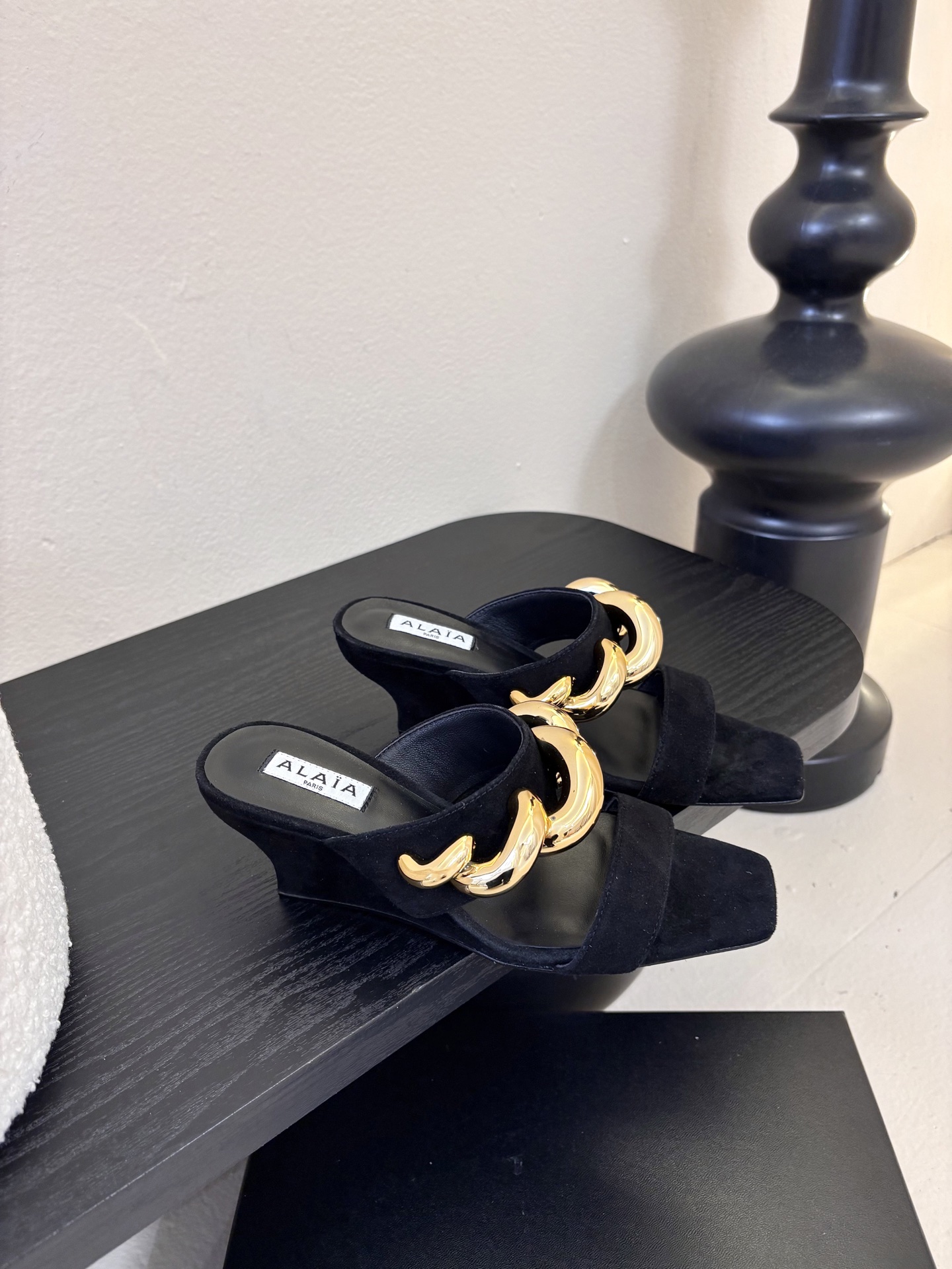 ALAiAI 26c new arrival～链条高跟凉拖Alaia高跟凉拖，搭配金色链条，简约又超有辨