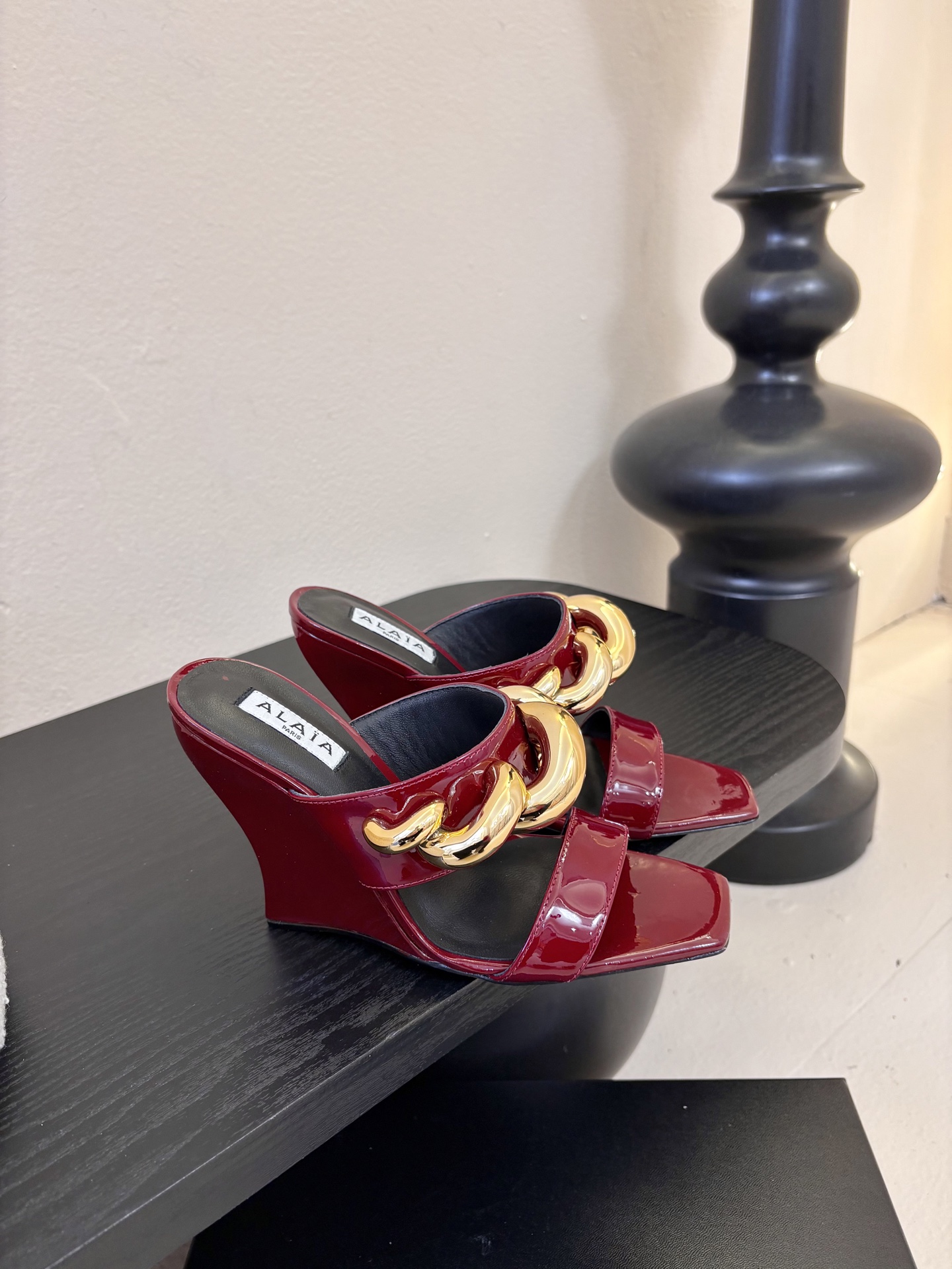 ALAiAI 26c new arrival～链条高跟凉拖Alaia高跟凉拖，搭配金色链条，简约又超有辨