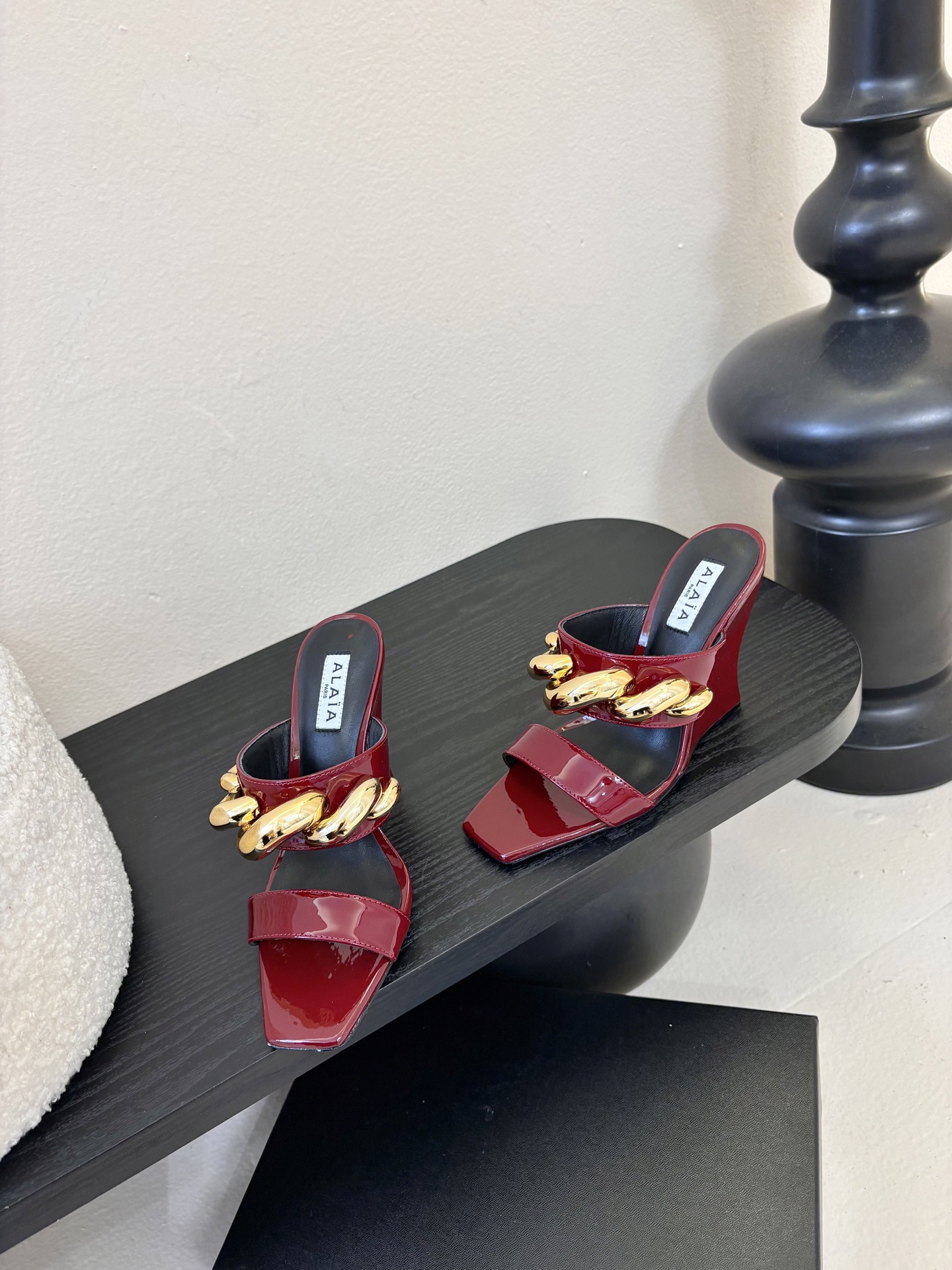 ALAiAI 26c new arrival～链条高跟凉拖Alaia高跟凉拖，搭配金色链条，简约又超有辨