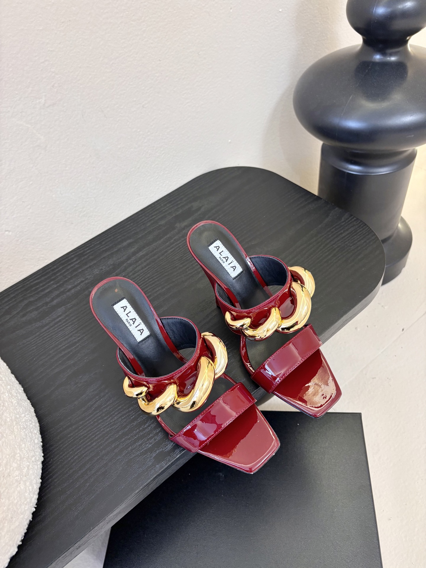 ALAiAI 26c new arrival～链条高跟凉拖Alaia高跟凉拖，搭配金色链条，简约又超有辨