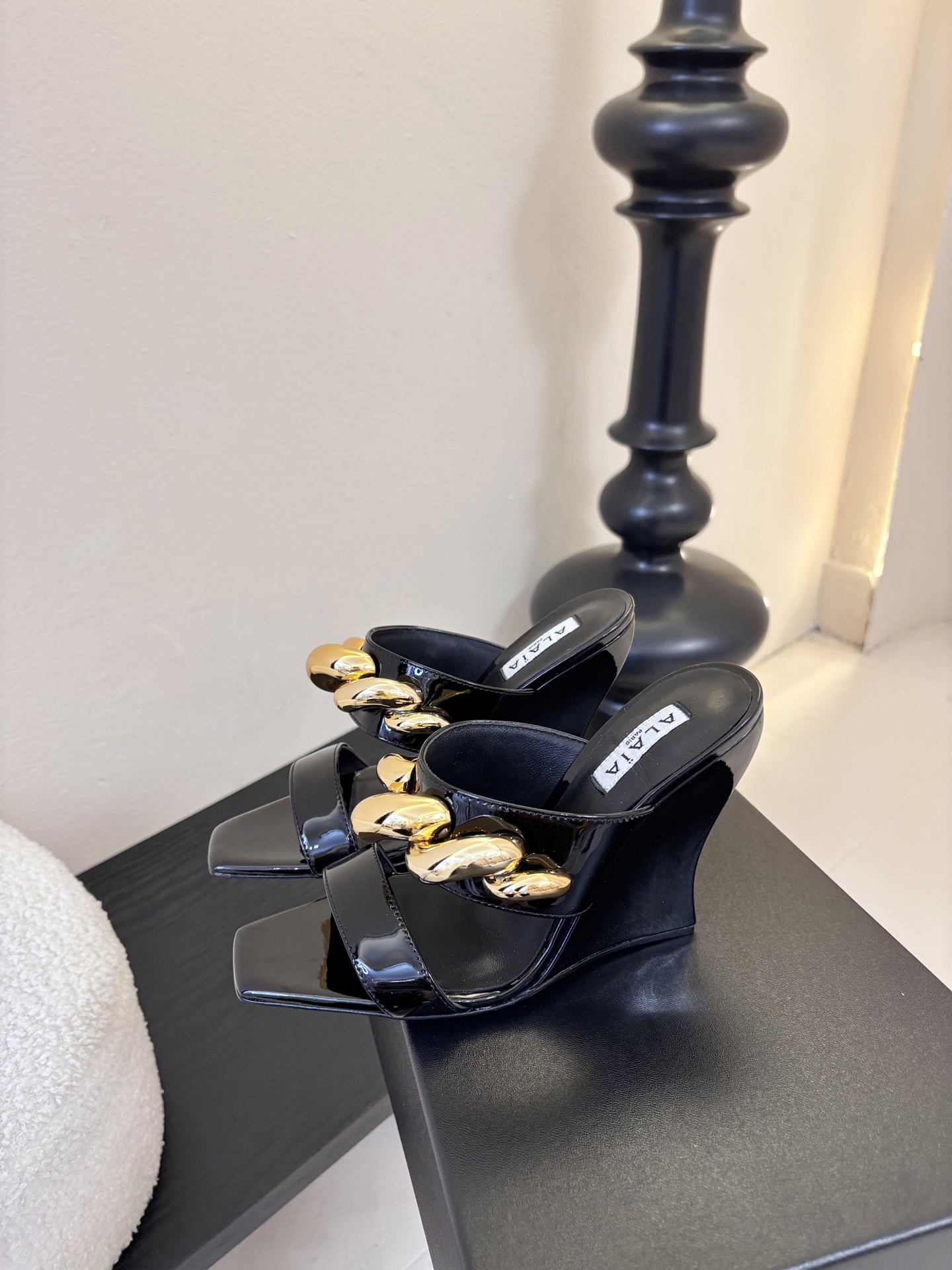 ALAiAI 26c new arrival～链条高跟凉拖Alaia高跟凉拖，搭配金色链条，简约又超有辨