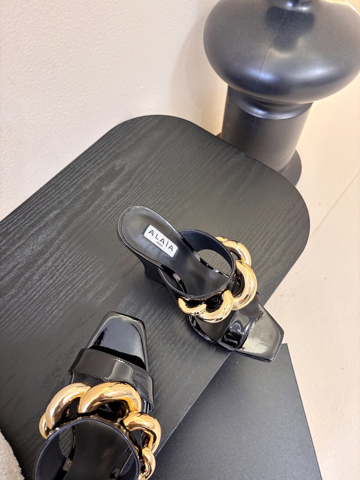ALAiAI 26c new arrival～链条高跟凉拖Alaia高跟凉拖，搭配金色链条，简约又超有辨