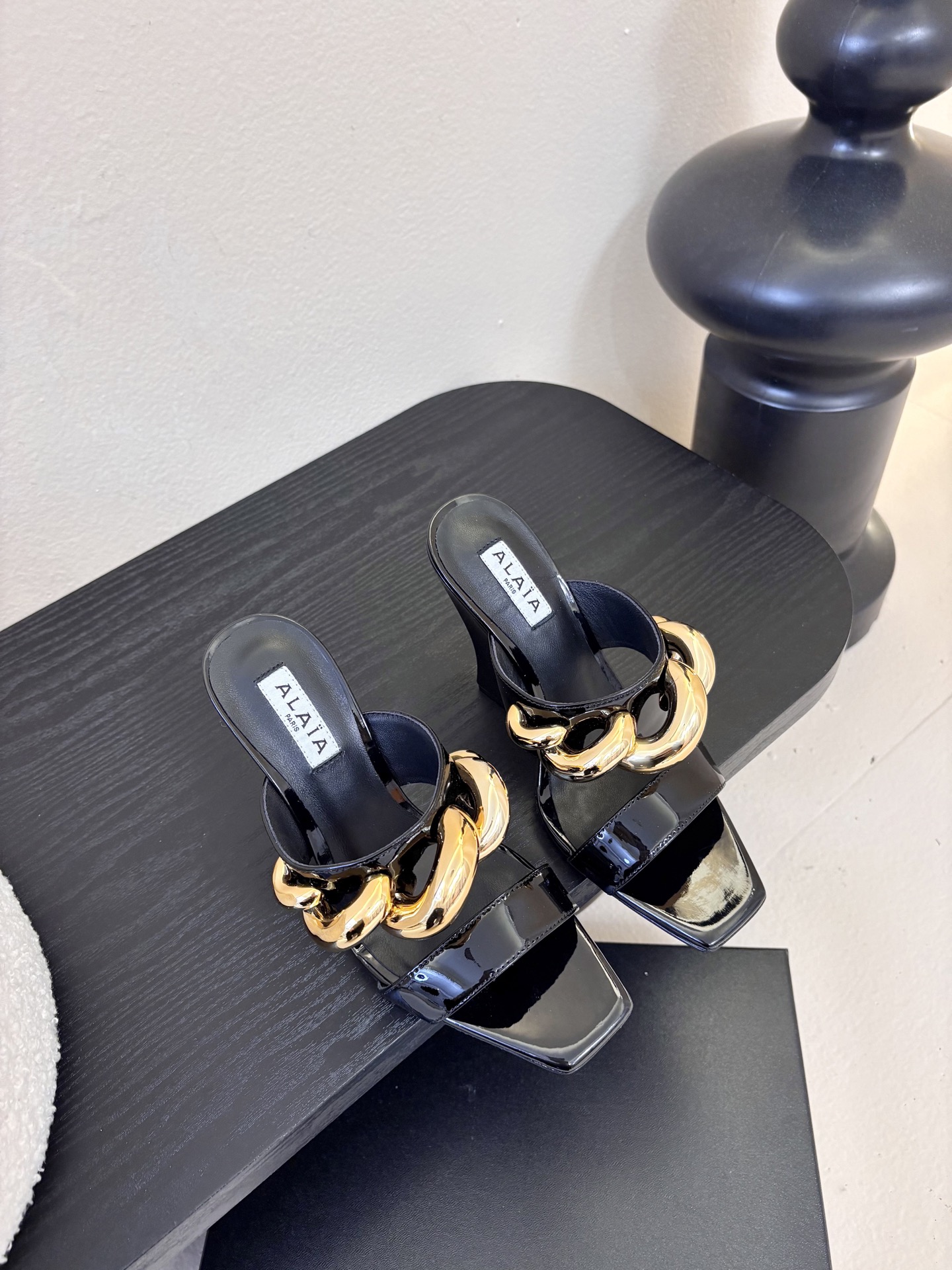 ALAiAI 26c new arrival～链条高跟凉拖Alaia高跟凉拖，搭配金色链条，简约又超有辨