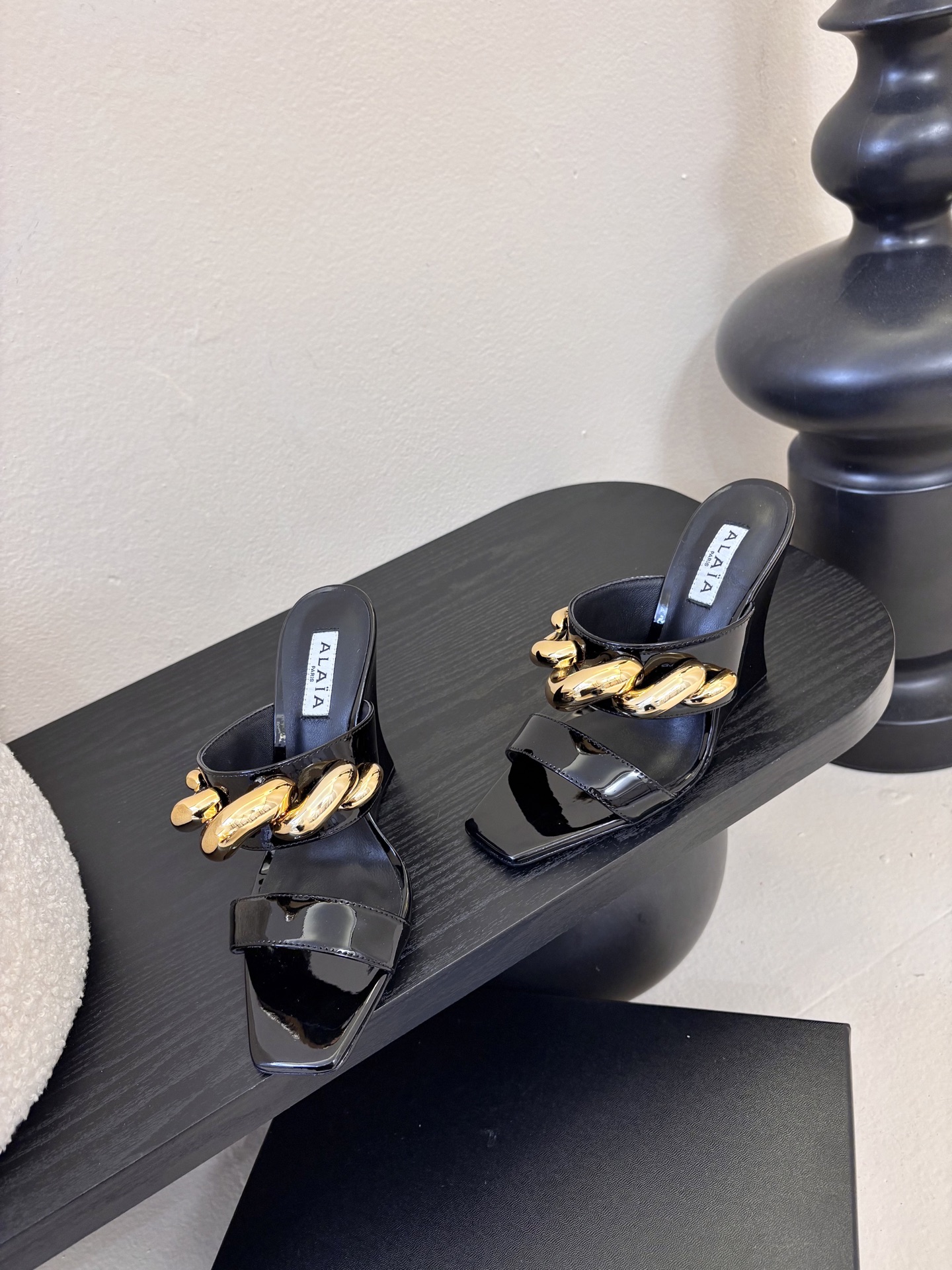 ALAiAI 26c new arrival～链条高跟凉拖Alaia高跟凉拖，搭配金色链条，简约又超有辨