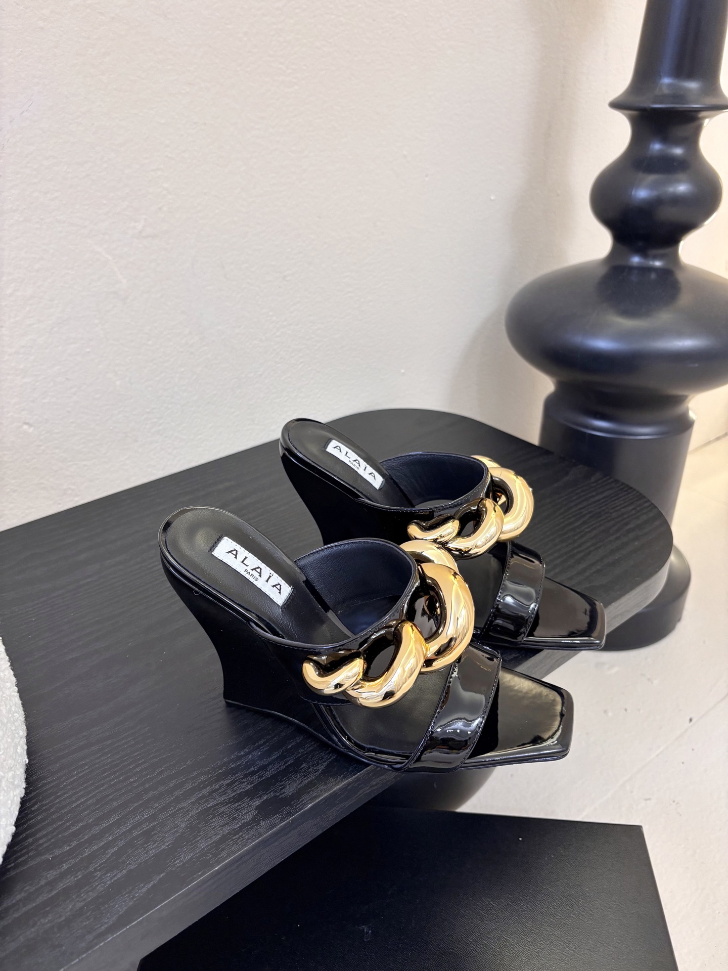 ALAiAI 26c new arrival～链条高跟凉拖Alaia高跟凉拖，搭配金色链条，简约又超有辨
