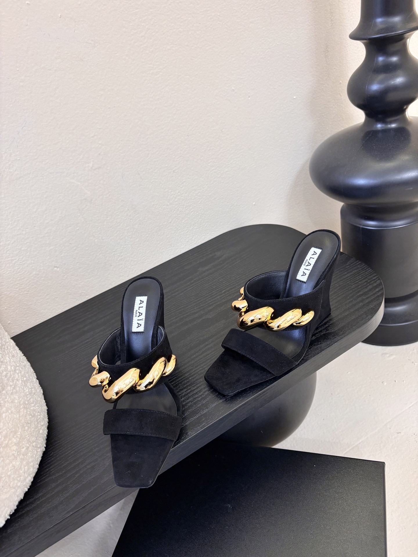 ALAiAI 26c new arrival～链条高跟凉拖Alaia高跟凉拖，搭配金色链条，简约又超有辨