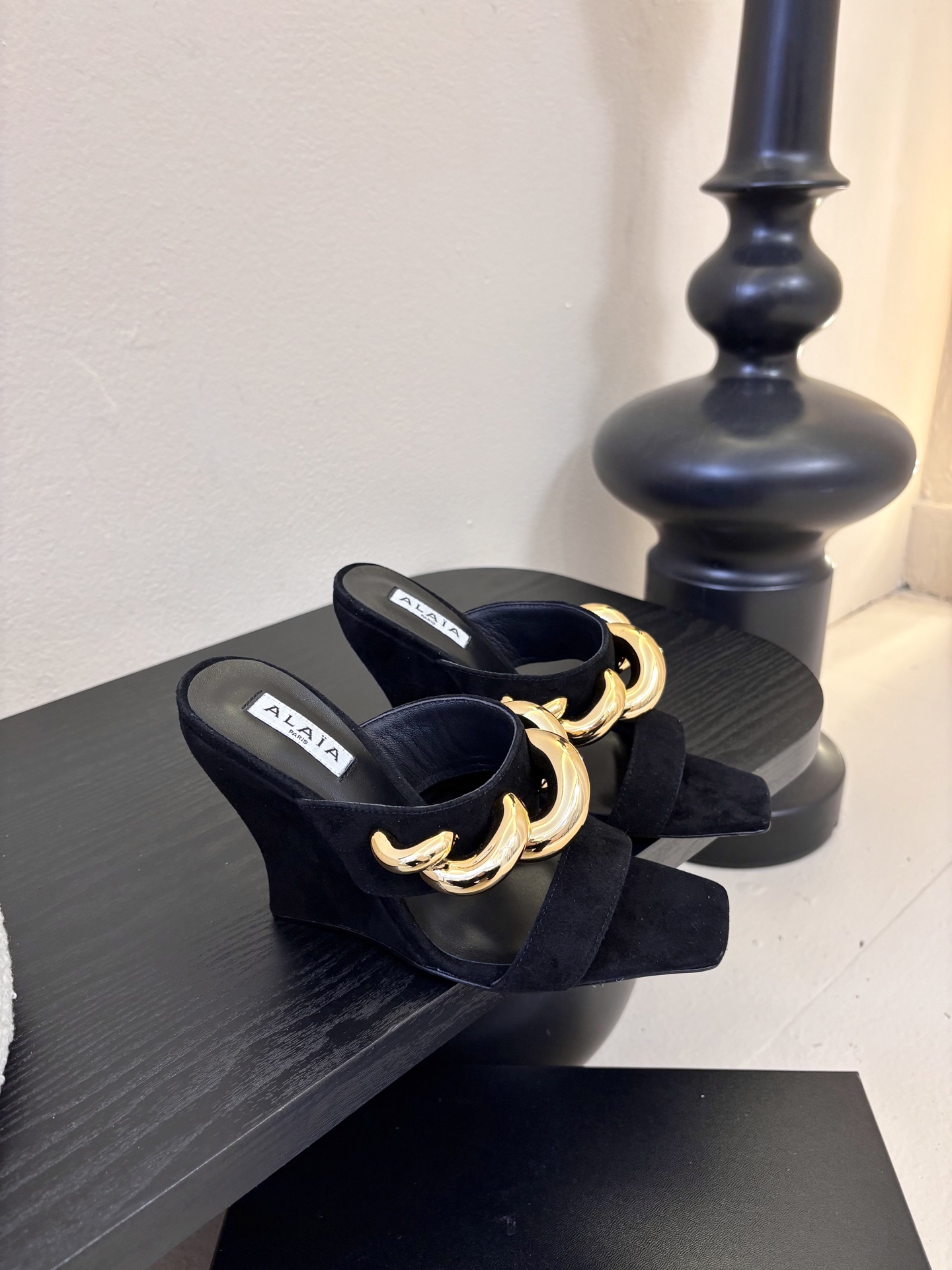 ALAiAI 26c new arrival～链条高跟凉拖Alaia高跟凉拖，搭配金色链条，简约又超有辨