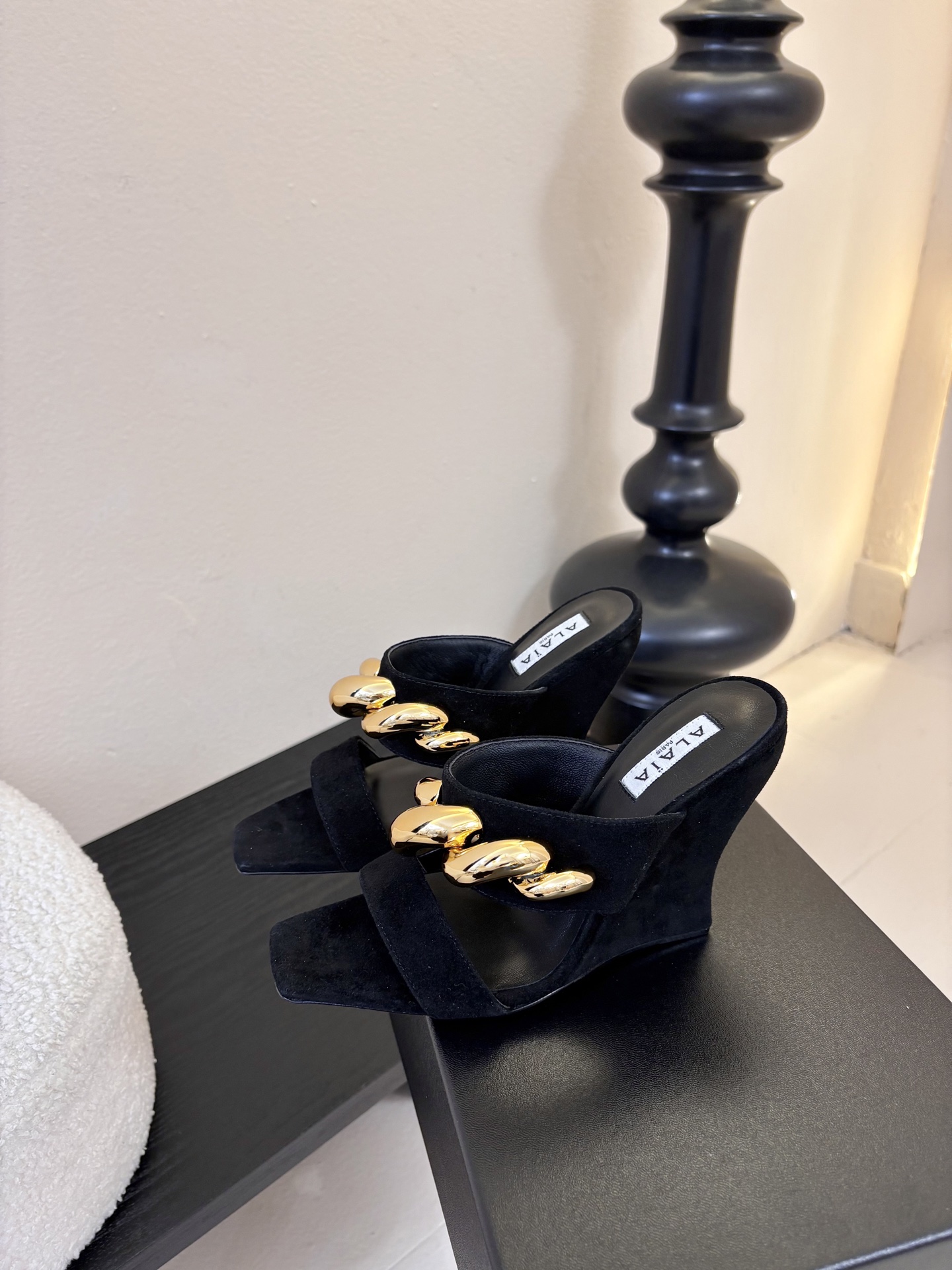 ALAiAI 26c new arrival～链条高跟凉拖Alaia高跟凉拖，搭配金色链条，简约又超有辨