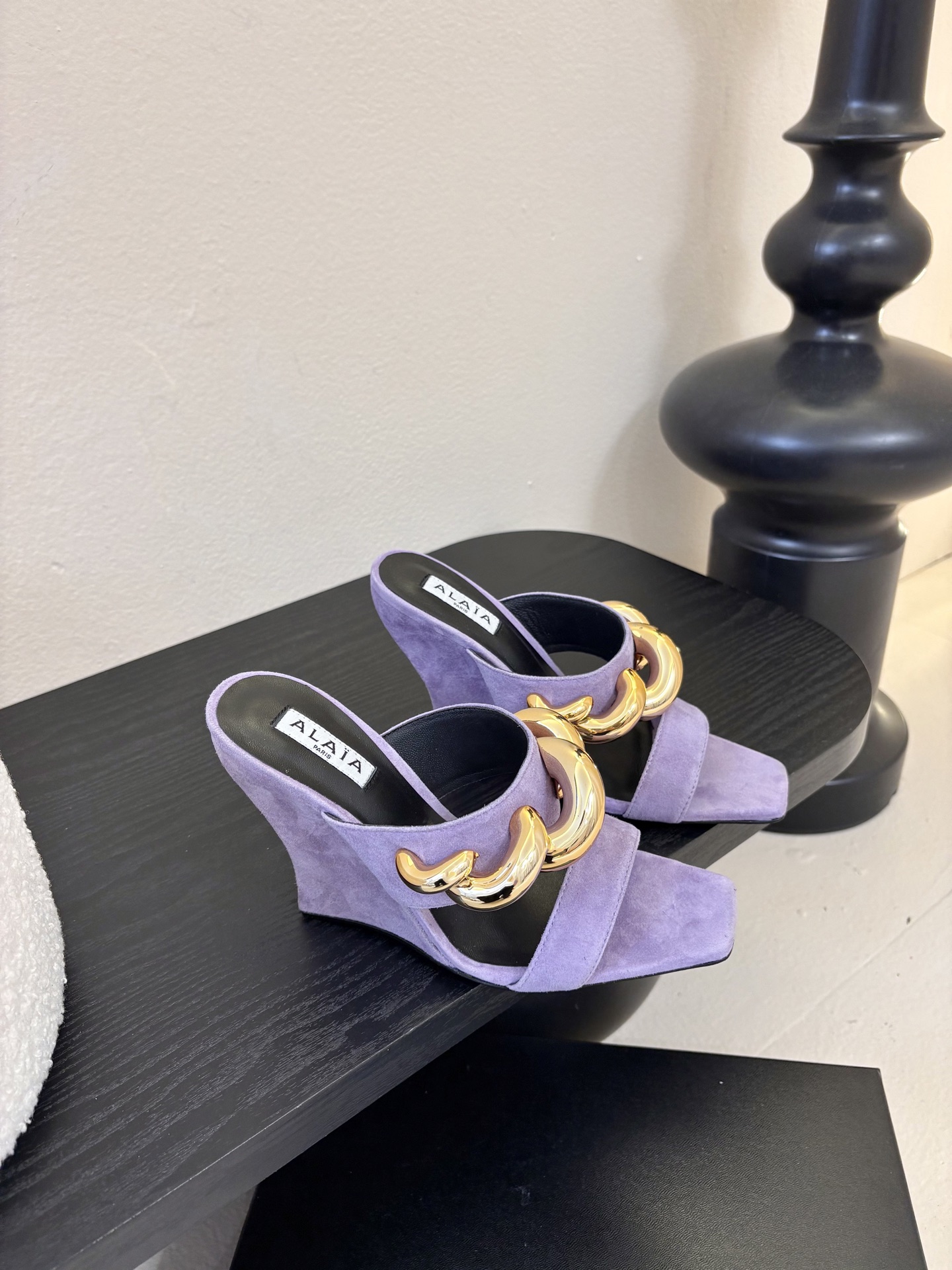 ALAiAI 26c new arrival～链条高跟凉拖Alaia高跟凉拖，搭配金色链条，简约又超有辨