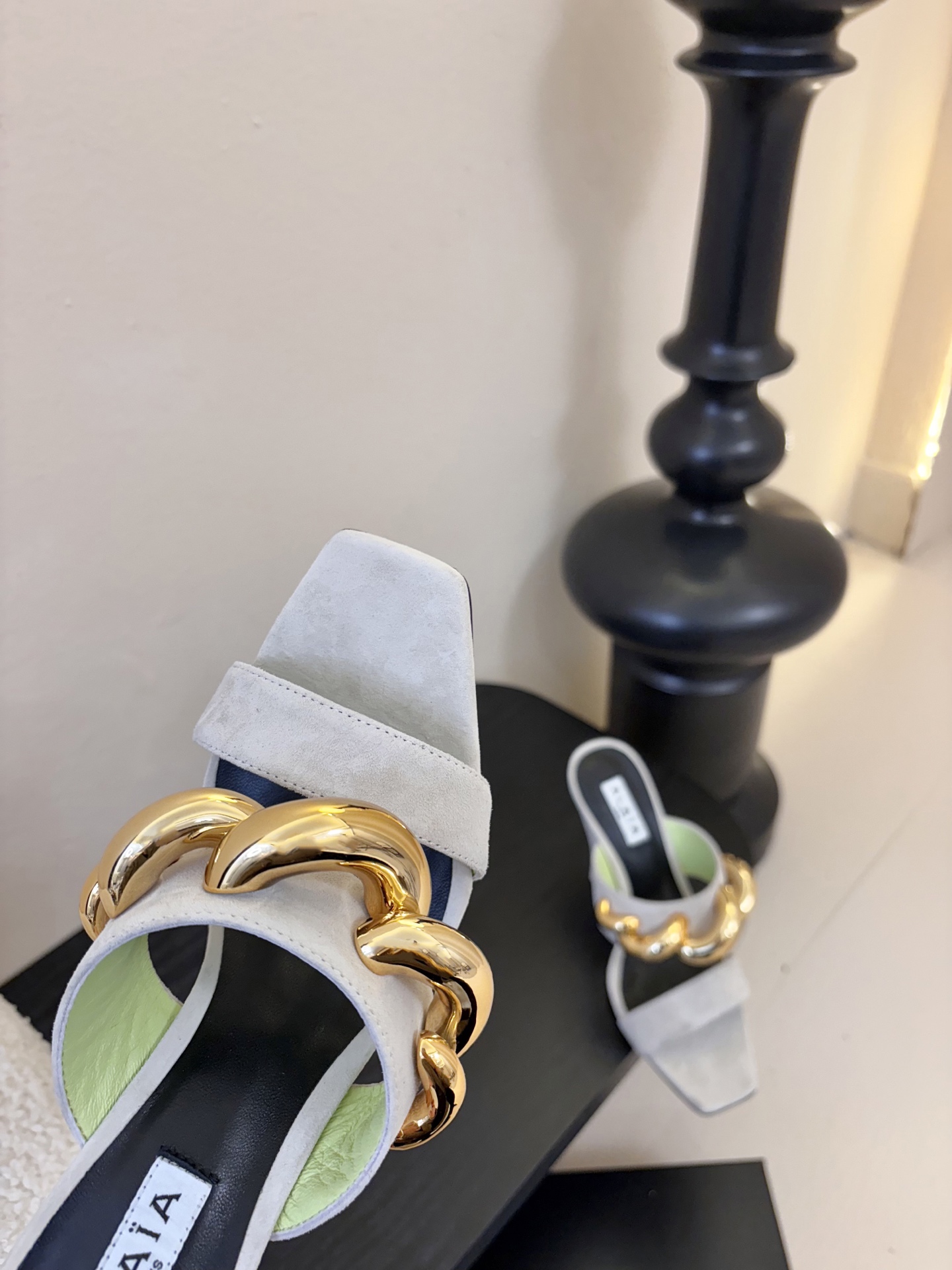 ALAiAI 26c new arrival～链条高跟凉拖Alaia高跟凉拖，搭配金色链条，简约又超有辨