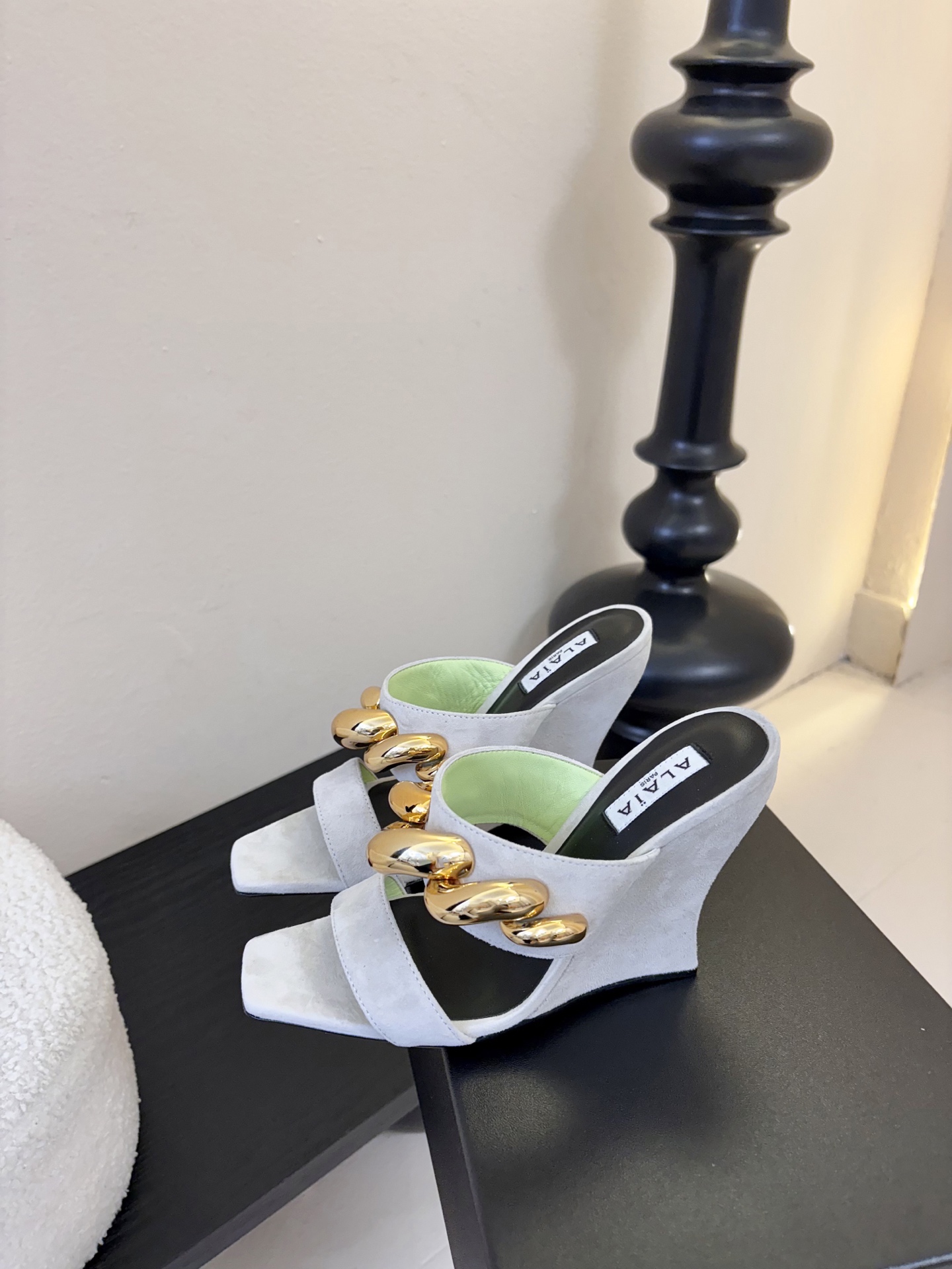 ALAiAI 26c new arrival～链条高跟凉拖Alaia高跟凉拖，搭配金色链条，简约又超有辨