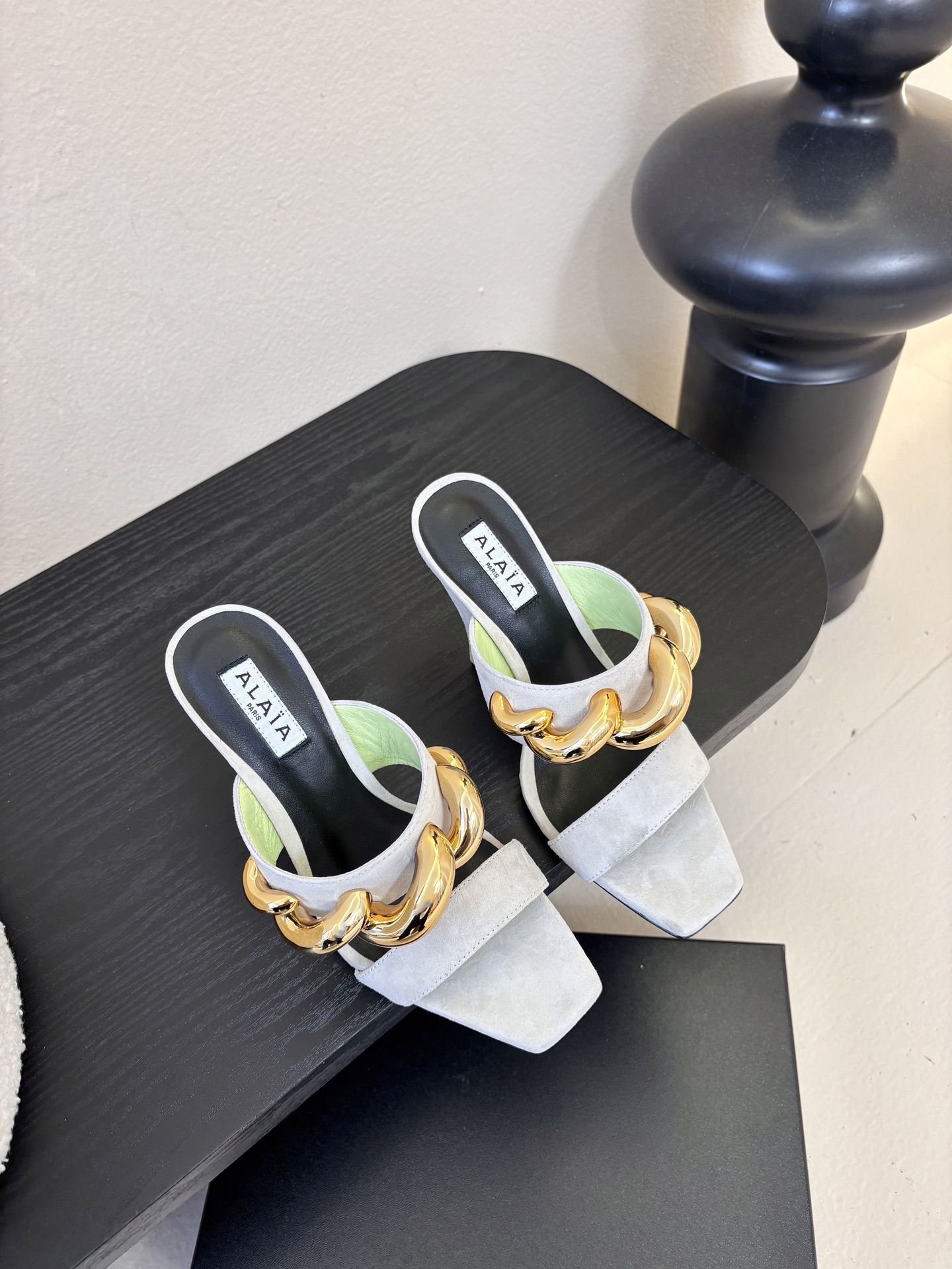 NO:725155,ALAiAI 26c new arrival～Chain high-heeled sandals Alaia high-heeled sandals, paired with a gold chain, are simple and very recognizable! The fish mouth + small square toe design is fashionable and comfortable, elongates the legs, and fully opens up the aura. The chain details are super eye-catching. It can be easily worn in skirts or trousers. It is elegant and individual, and is outstanding in daily or formal occasions. size: 35-41 4041 customization, high heels and slippers, alaia, high heels, slippers, skirts19860909ALAiAI 26c new arrival～链条高跟凉拖 Alaia高跟凉拖,搭配金色链条,简约又超有辨识度!鱼嘴+小方头设计,时髦又舒适,拉长腿型,气场全开.链条细节超吸睛,无论裙装还是裤装都能轻松驾驭,优雅又个性,日常或正式场合都很出彩 size:35-41 4041定制,高跟鞋拖鞋,alaia,high heels,slippers,skirts,Women's Shoes