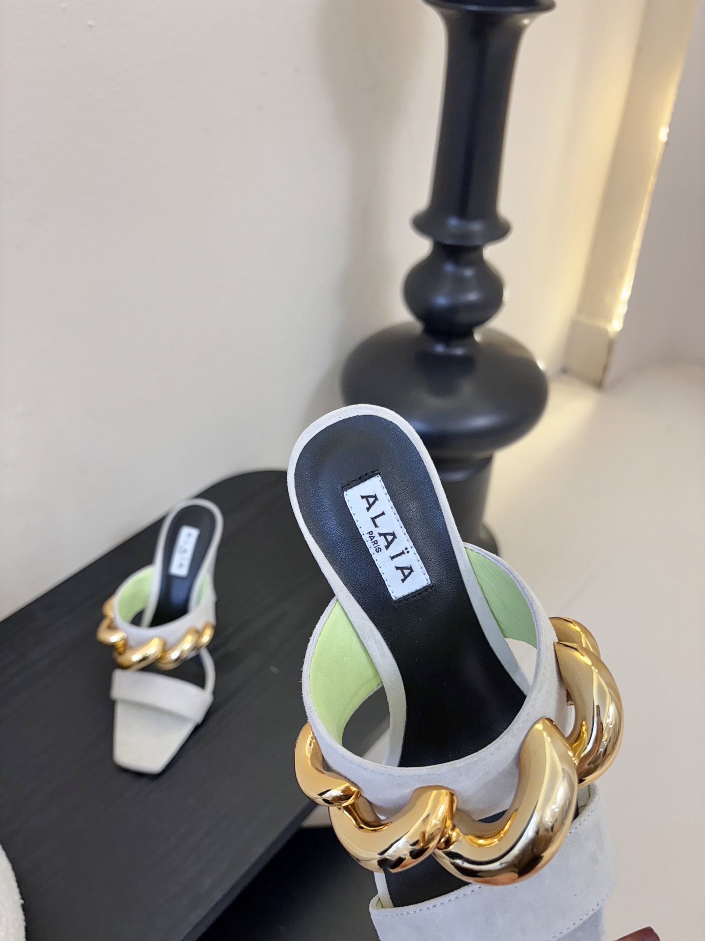 ALAiAI 26c new arrival～链条高跟凉拖Alaia高跟凉拖，搭配金色链条，简约又超有辨