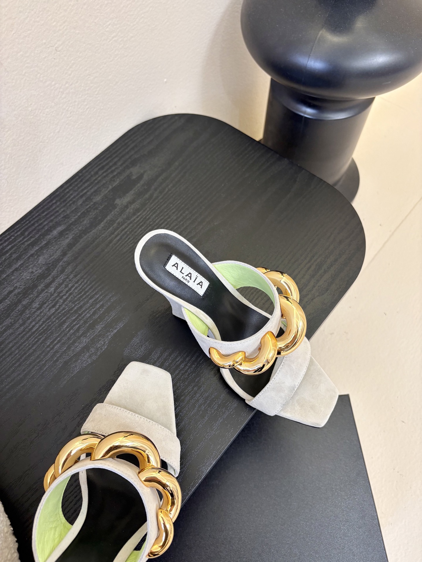 ALAiAI 26c new arrival～链条高跟凉拖Alaia高跟凉拖，搭配金色链条，简约又超有辨