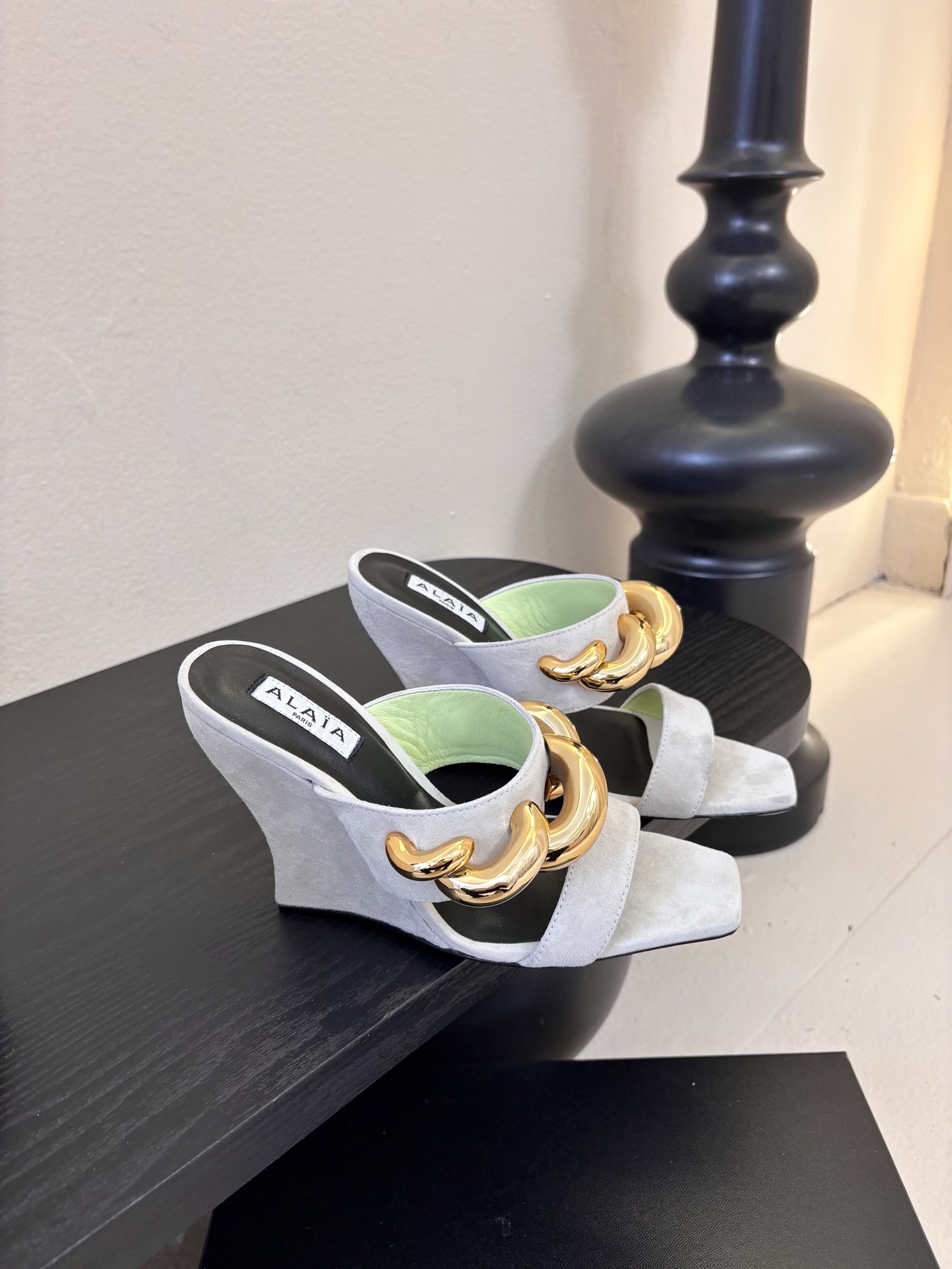 ALAiAI 26c new arrival～链条高跟凉拖Alaia高跟凉拖，搭配金色链条，简约又超有辨