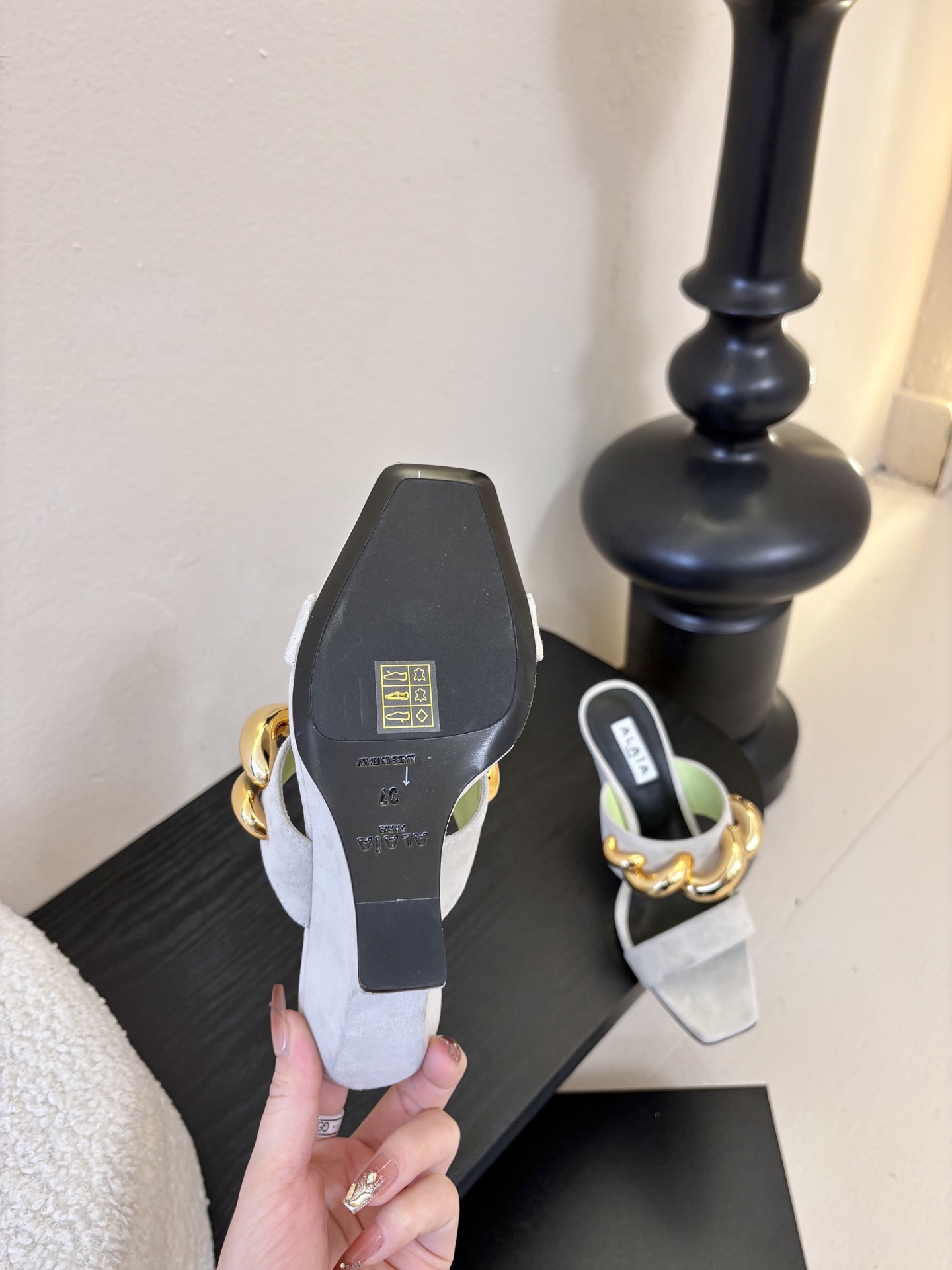 ALAiAI 26c new arrival～链条高跟凉拖Alaia高跟凉拖，搭配金色链条，简约又超有辨