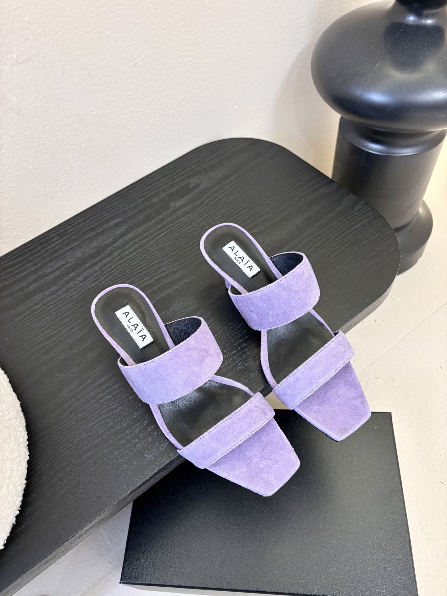 ALAiAI戟型高跟凉鞋小众品牌ALAiAI的戟型高跟凉鞋，采用深灰麂皮，质感细腻低调。鞋底几何造型灵感