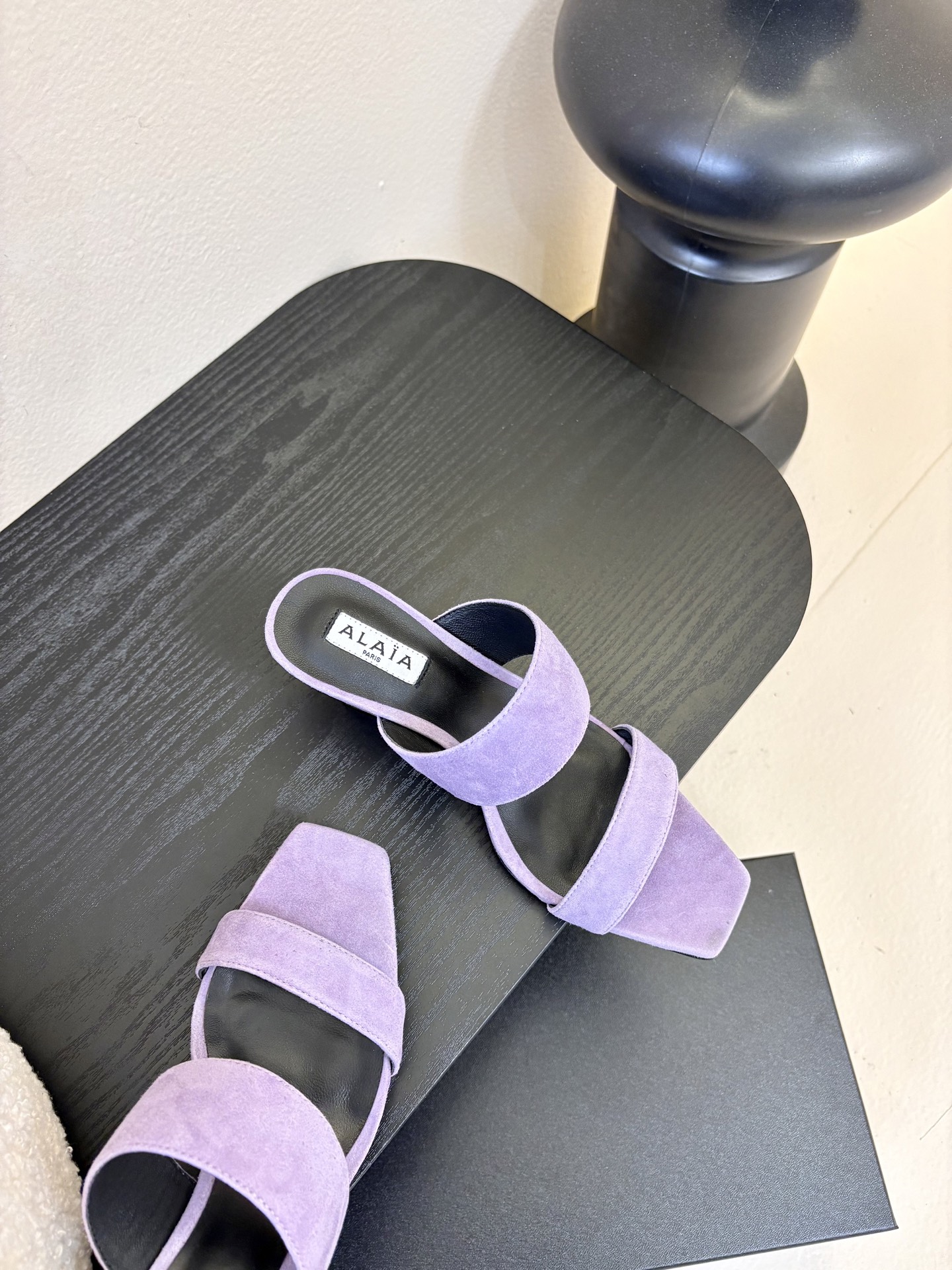 ALAiAI戟型高跟凉鞋小众品牌ALAiAI的戟型高跟凉鞋，采用深灰麂皮，质感细腻低调。鞋底几何造型灵感