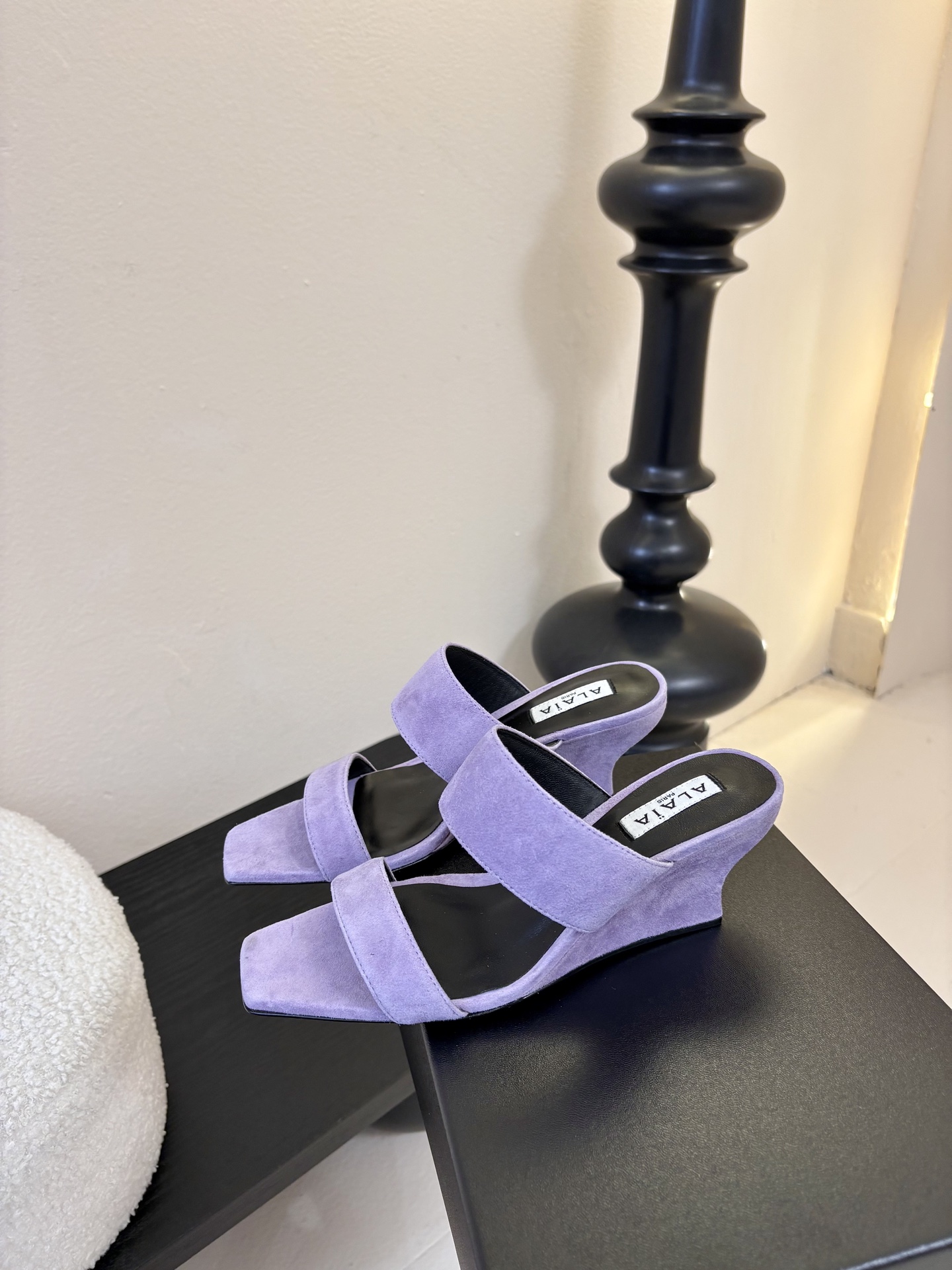 ALAiAI戟型高跟凉鞋小众品牌ALAiAI的戟型高跟凉鞋，采用深灰麂皮，质感细腻低调。鞋底几何造型灵感