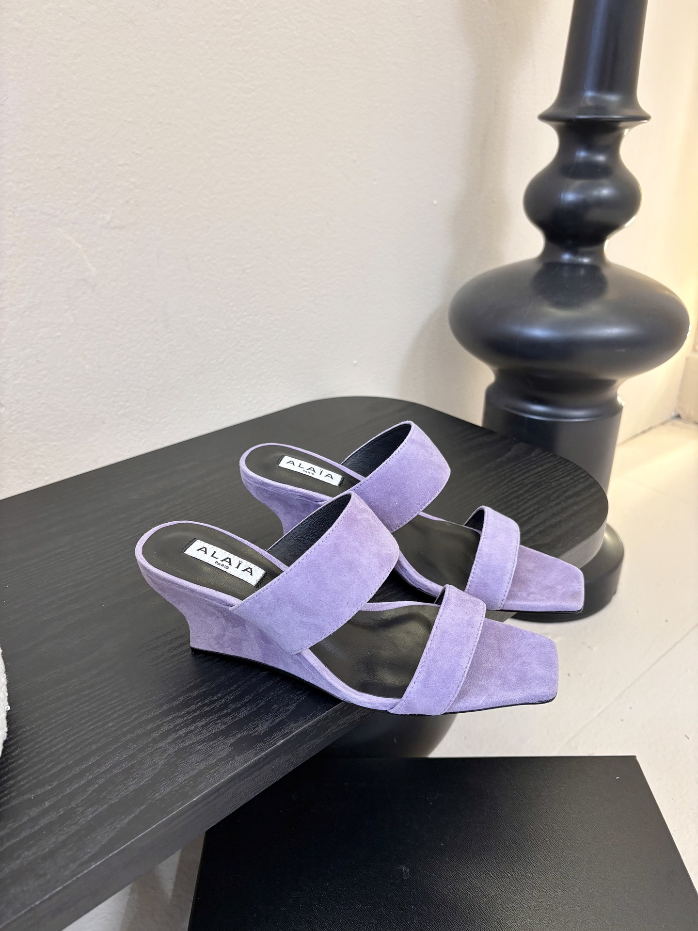 ALAiAI戟型高跟凉鞋小众品牌ALAiAI的戟型高跟凉鞋，采用深灰麂皮，质感细腻低调。鞋底几何造型灵感