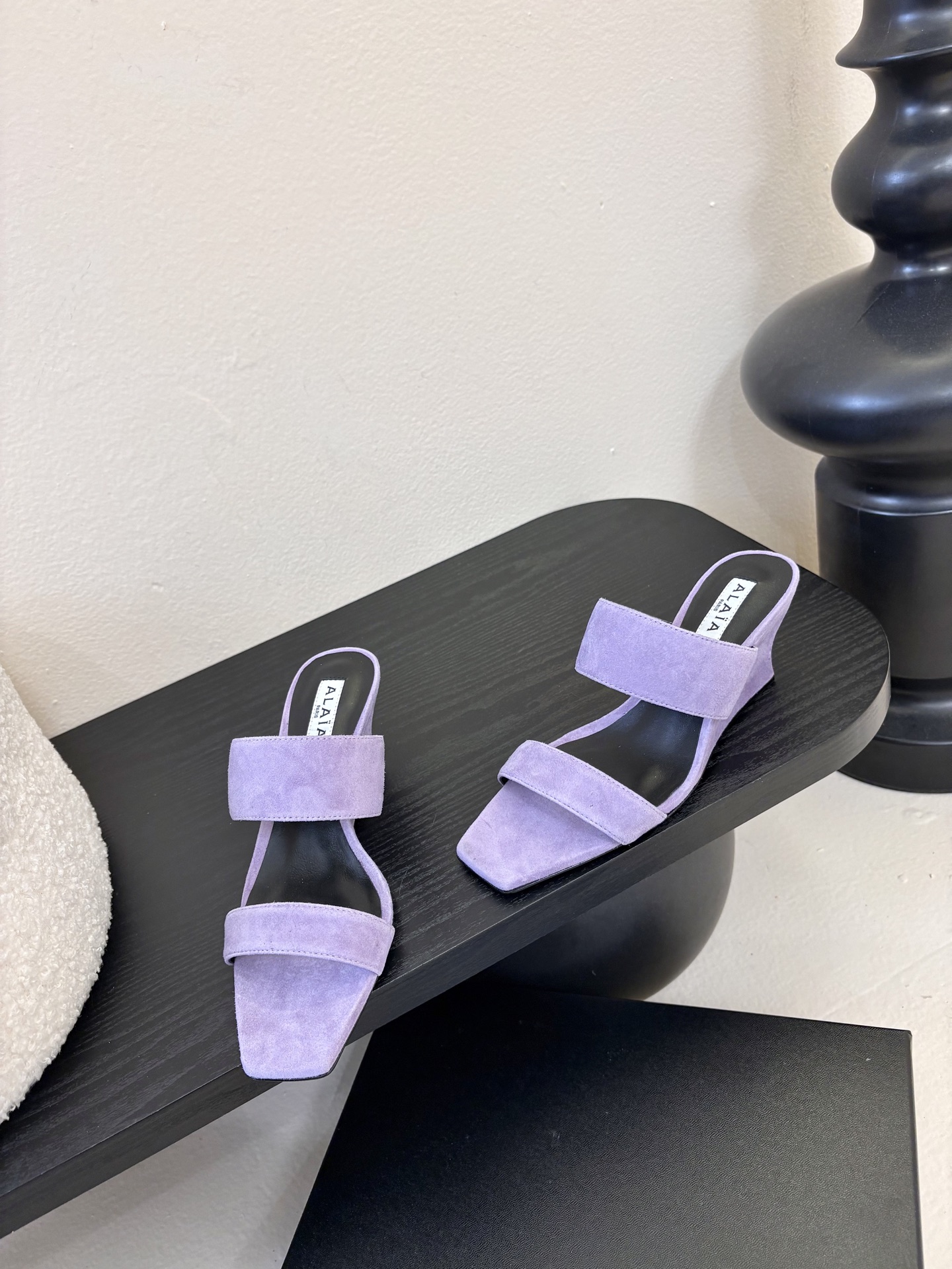 ALAiAI戟型高跟凉鞋小众品牌ALAiAI的戟型高跟凉鞋，采用深灰麂皮，质感细腻低调。鞋底几何造型灵感