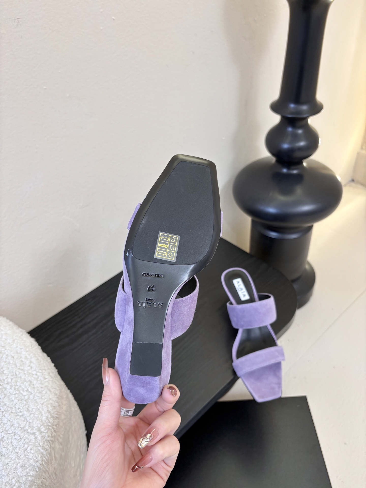 ALAiAI戟型高跟凉鞋小众品牌ALAiAI的戟型高跟凉鞋，采用深灰麂皮，质感细腻低调。鞋底几何造型灵感